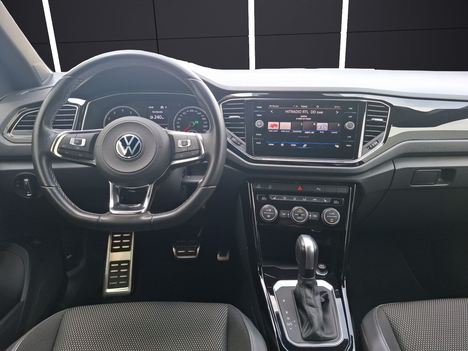 Fahrzeugabbildung Volkswagen T-Roc TSI Sport DSG LED AHK CarPlay ACC RFK SH 1