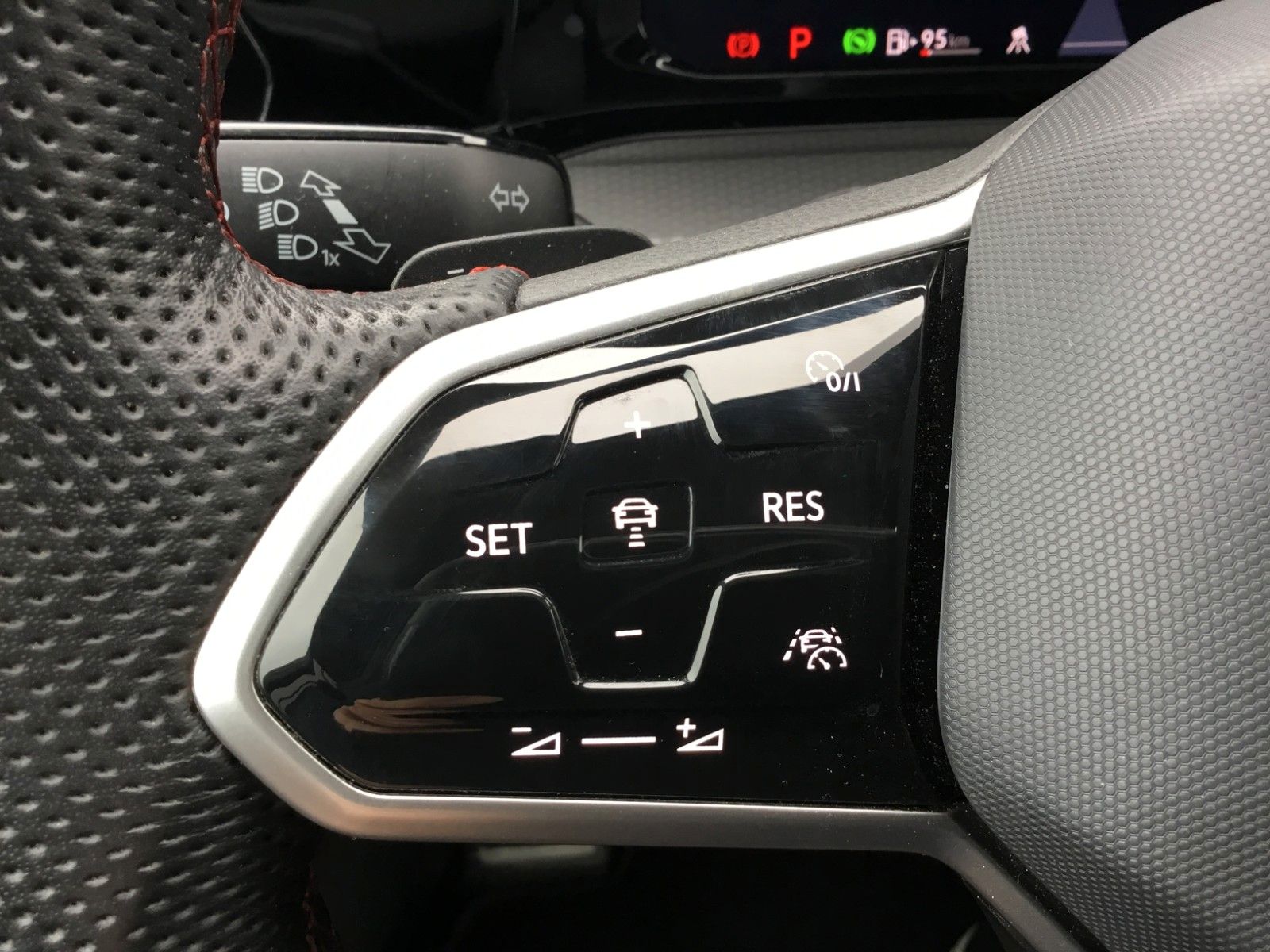 Fahrzeugabbildung Volkswagen Golf 2.0 TSI DSG GTI+Pano+18"+IQ Light