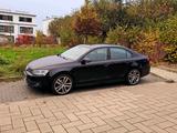Volkswagen VW JETTA 1.6 TDI (Golf) Automatik - Volkswagen Jetta aus 2012 mit Diesel-Antrieb
