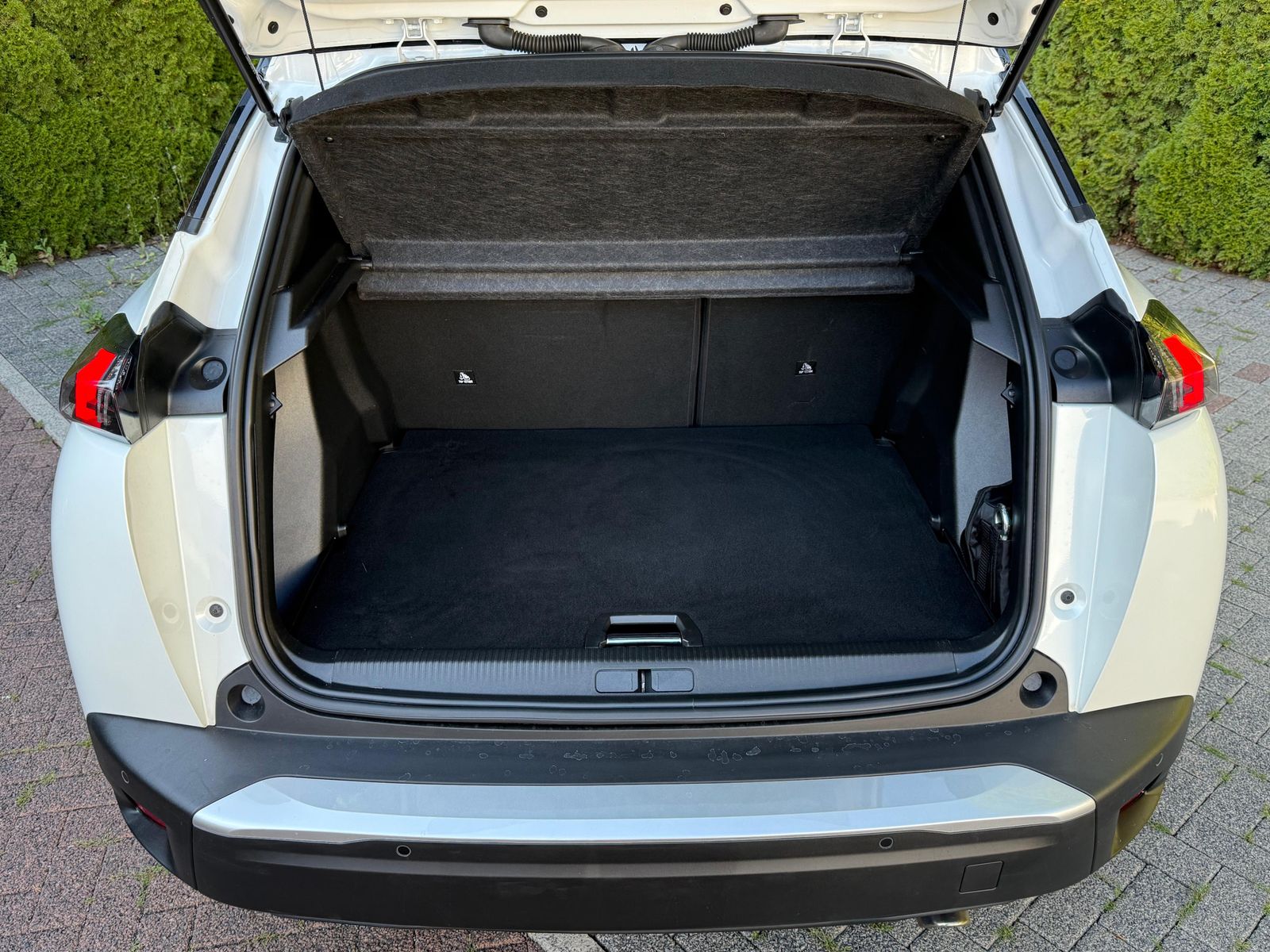 Fahrzeugabbildung Peugeot 2008 GT 1.5 Blue-HDI LED+NAV+KAM+PANO+AMBI+SHZ+