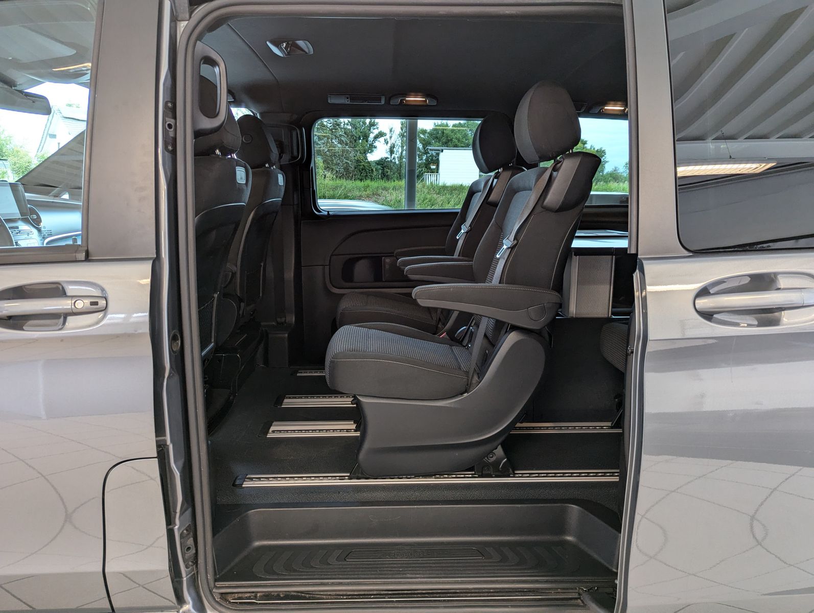 MERCEDES-BENZ V 220 d AMG EDITION lang Burmester ACC AHK StHz - Image 13