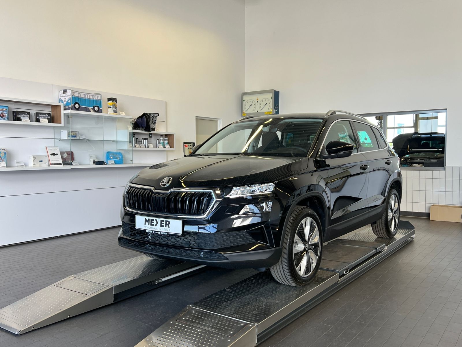 Fahrzeugabbildung SKODA Karoq Selection 1.5 TSI DSG *AHK, LED, 18"-LM*
