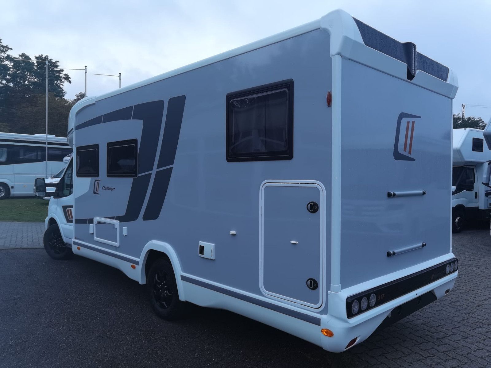 Fahrzeugabbildung Challenger 317 Graphite Edition m. Hubbett