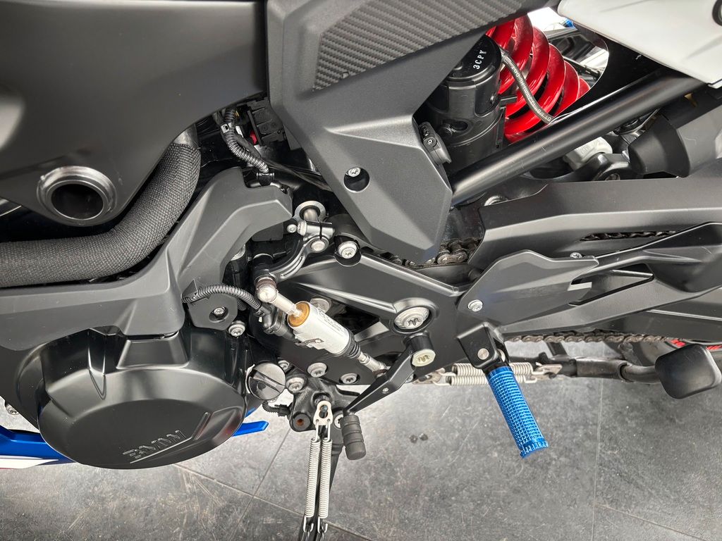 Fahrzeugabbildung BMW F900 R *TOP-AUSSTATTUNG *1. HAND *ARROW
