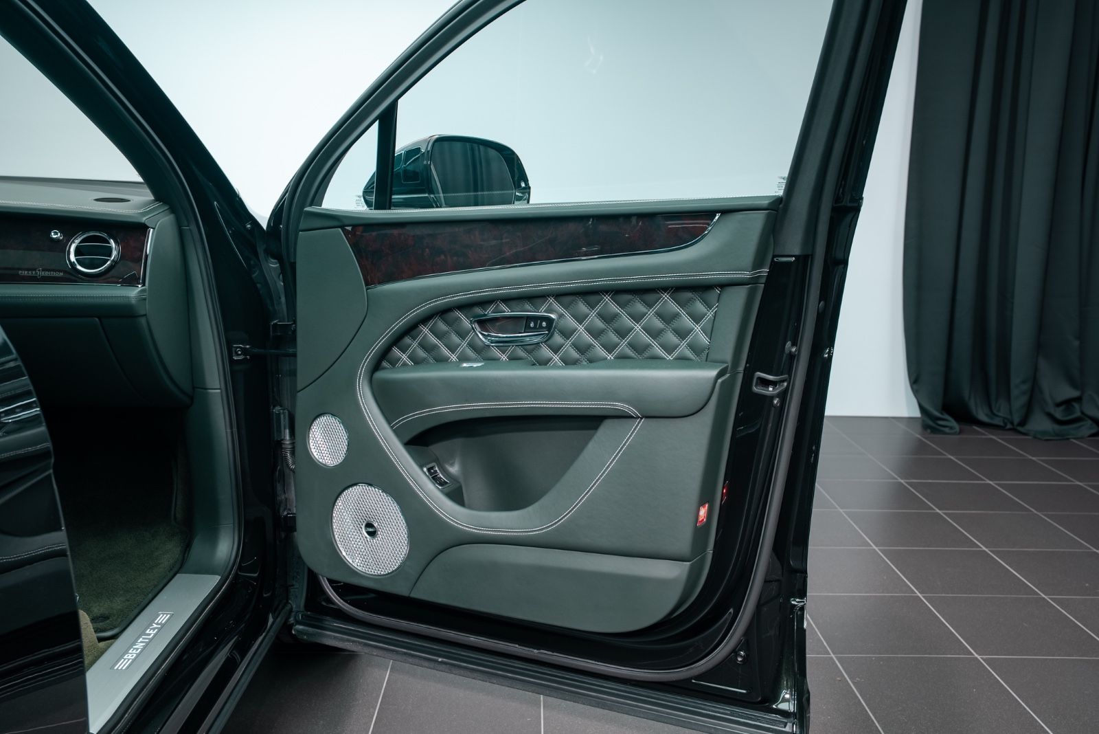 Fahrzeugabbildung Bentley Bentayga V8 FIRST EDITION/NAIM/TOURING SPEC