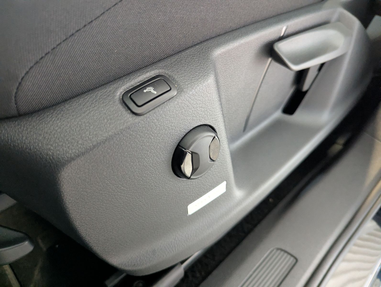 VW Touran 2.0 DSG R-Line High. Pano 7-Si IQ.Dri AHK - Image 29