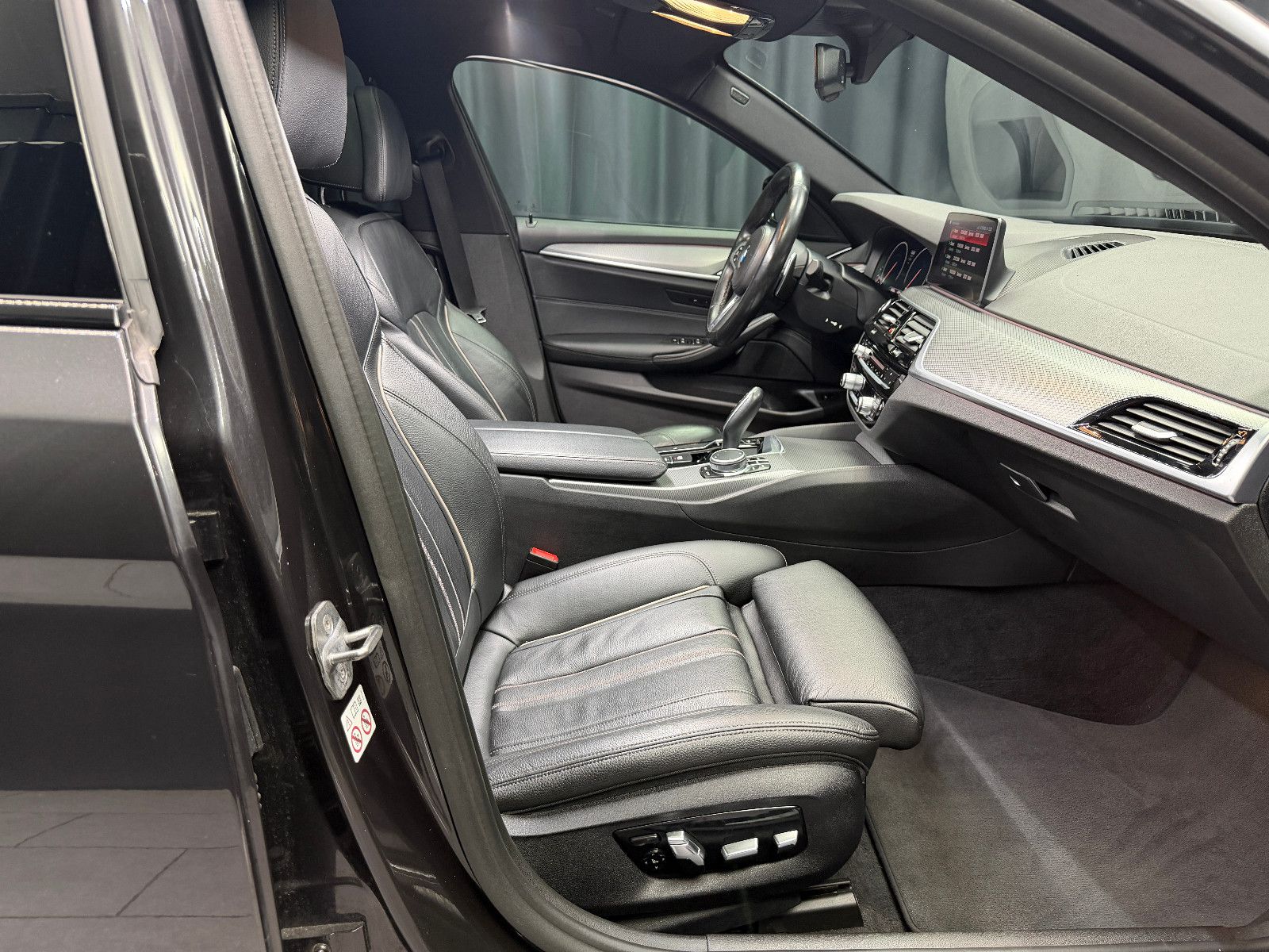 Fahrzeugabbildung BMW 540i Touring xDrive M Sport|HIFI|HuD|PANO|KEYLES