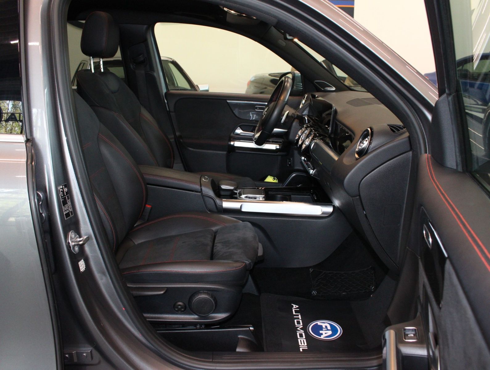 Fahrzeugabbildung Mercedes-Benz GLB 250 4Matic AMG Line Pano*Widescreen*Kamera