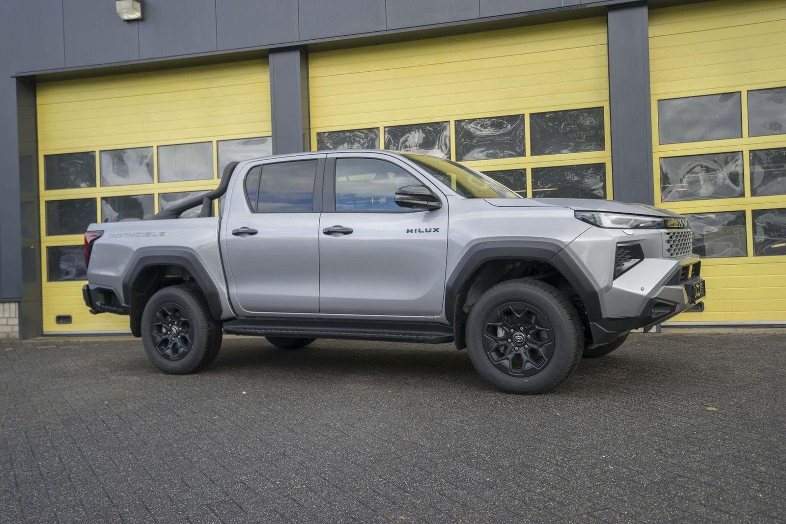 Toyota Hilux 2.8 D-4D Hybrid Invincible JBL voll-aussta imagem 3