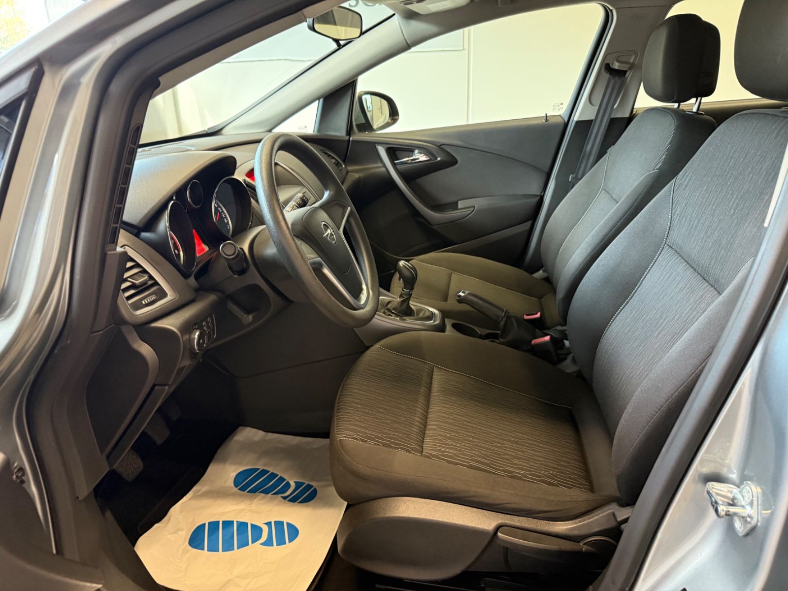 Fahrzeugabbildung Opel Astra J Lim. 5-trg. Selection, Klima,