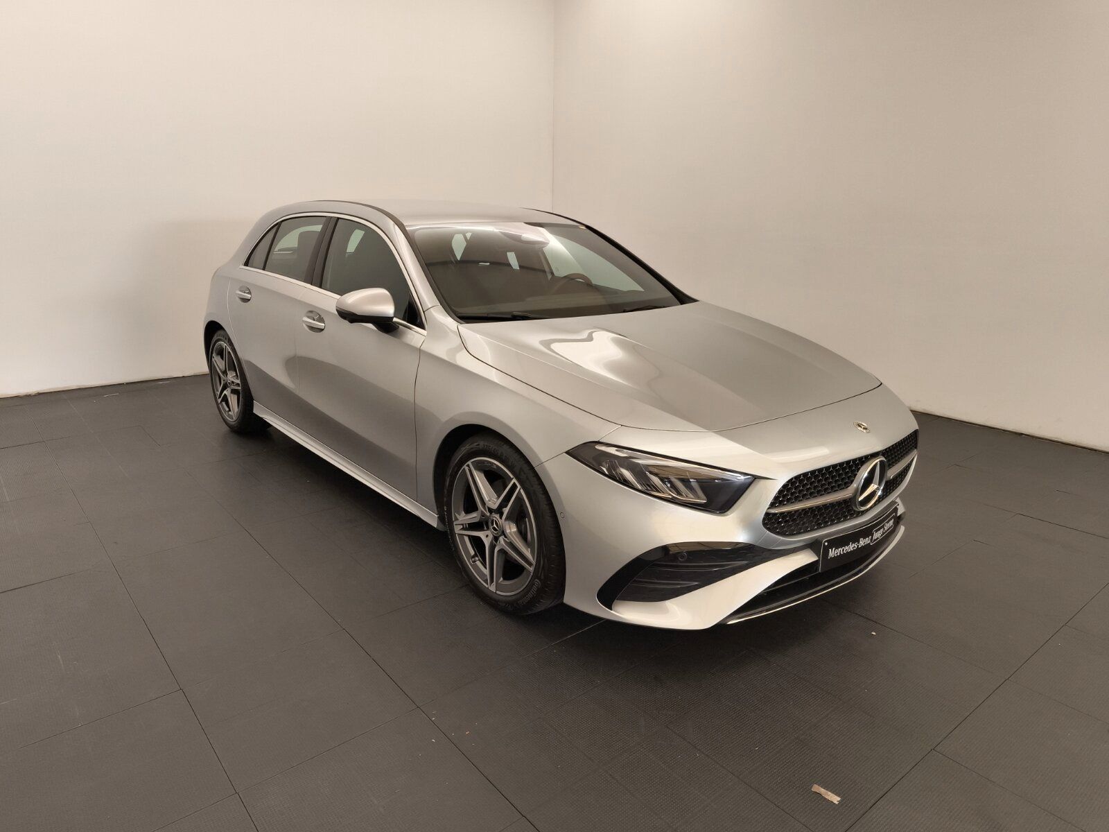 Mercedes-Benz A 180 AMG Advanced+ Distronic 360°Cam DAB KeyGo imagem 3