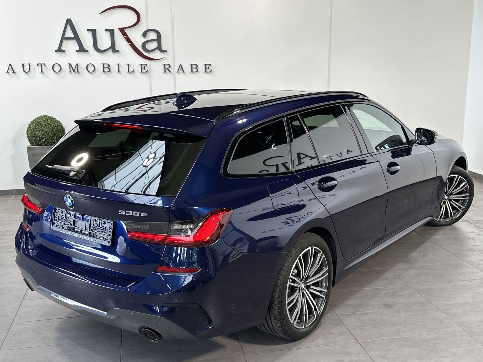Fahrzeugabbildung BMW 330e Touring M-Sport NAV+LASER+PANO+H&K+360°+ACC