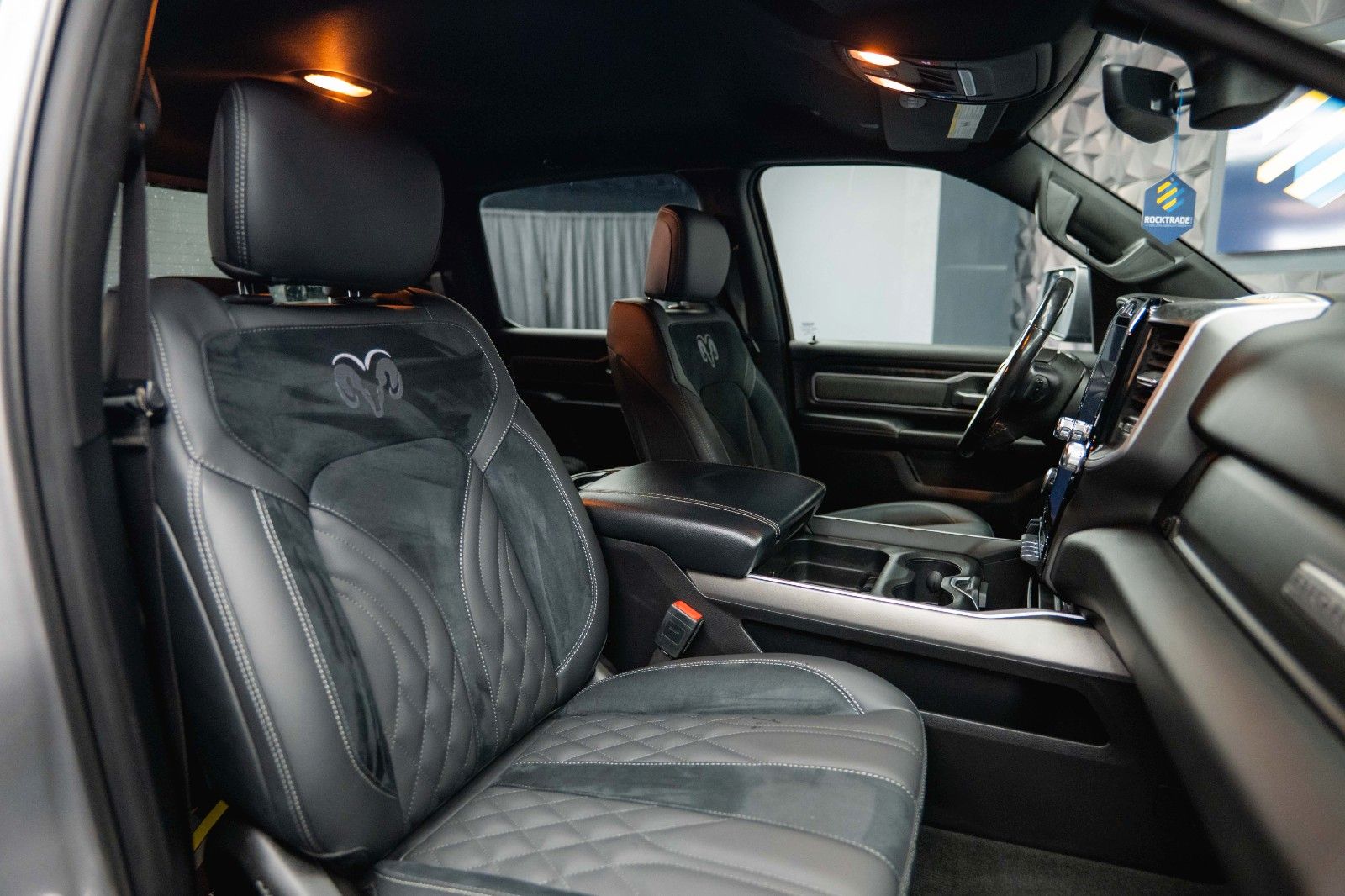 Fahrzeugabbildung Dodge RAM 5.7 V8 HEMI 4x4 Offroad Night Limited 19%