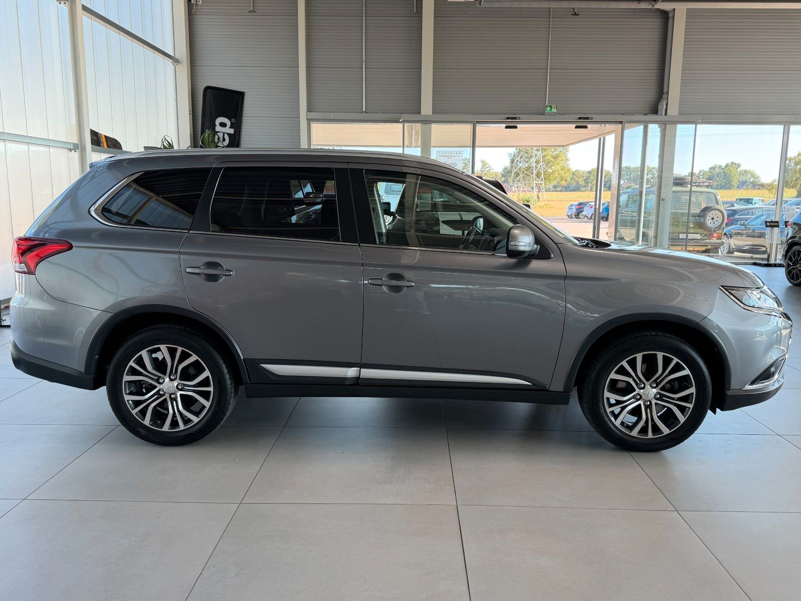 Fahrzeugabbildung Mitsubishi Outlander 2.0 Diamant Edition 2WD "AHK"