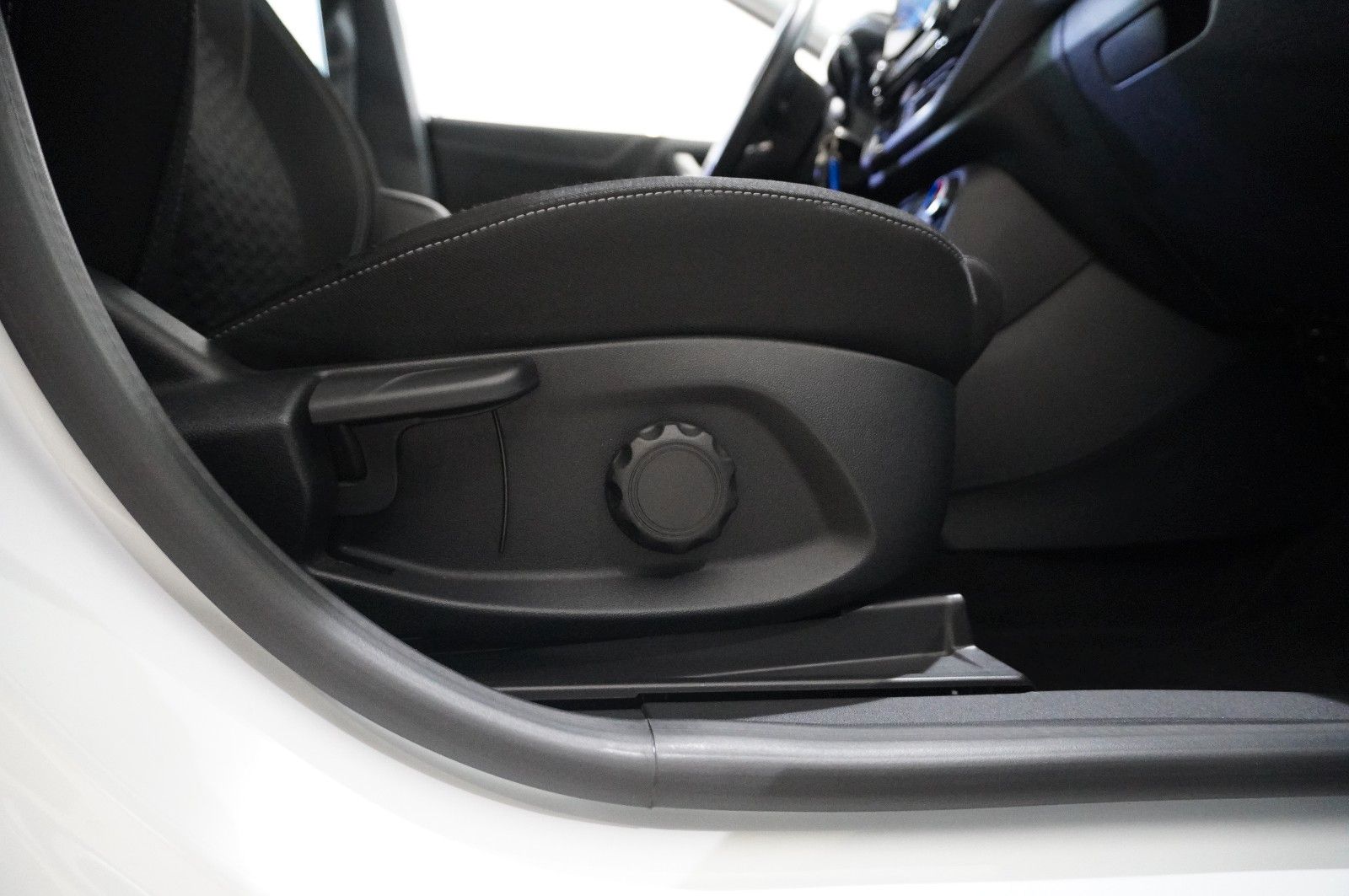 Fahrzeugabbildung Ford Puma 1.5D TITANIUM NAVI/LED/SHZ/TEMP./PDC/DAB+