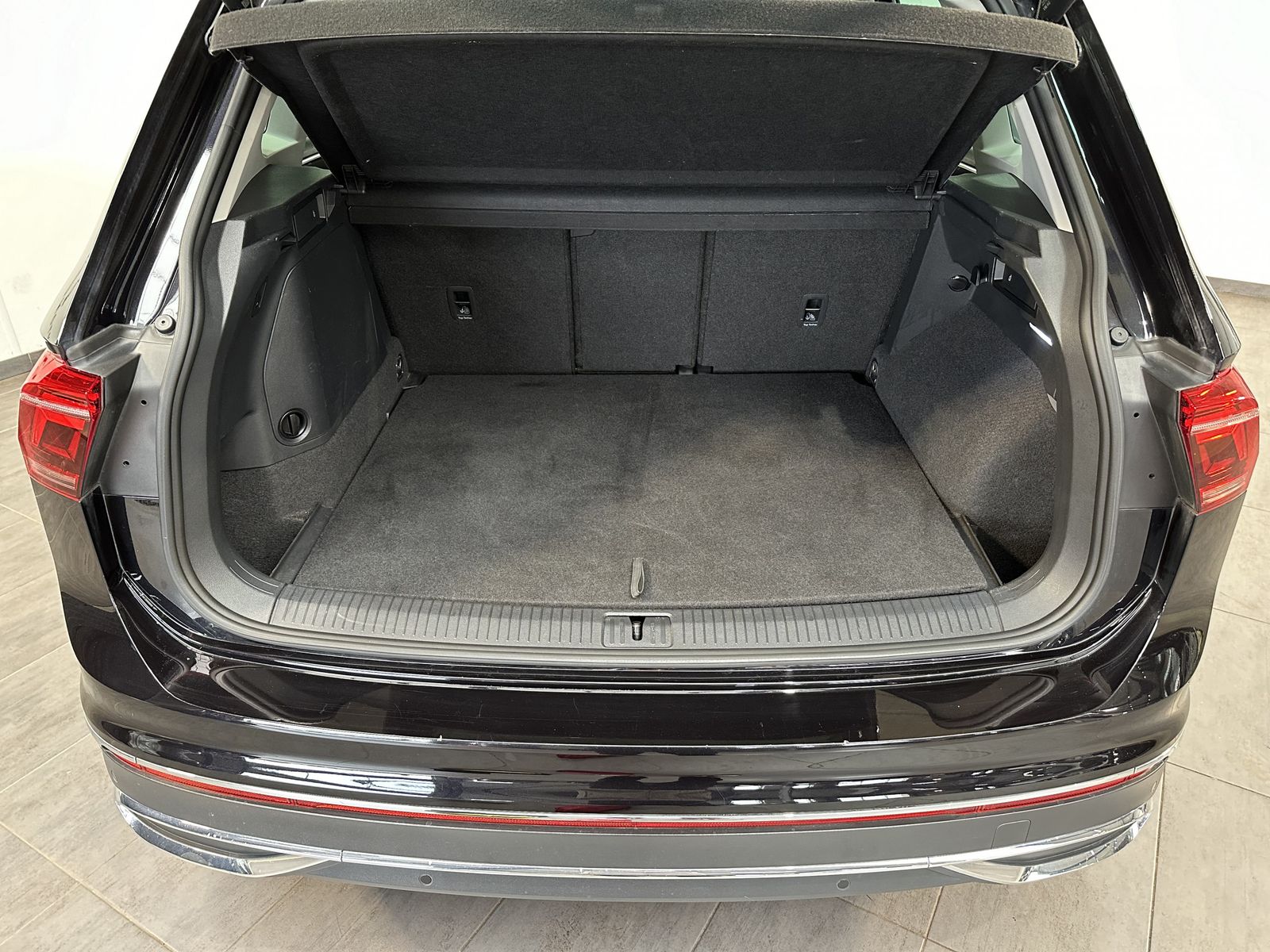 Fahrzeugabbildung Volkswagen Tiguan 1.4 eHybrid DSG Elegance NAV+MATRIX+PANO