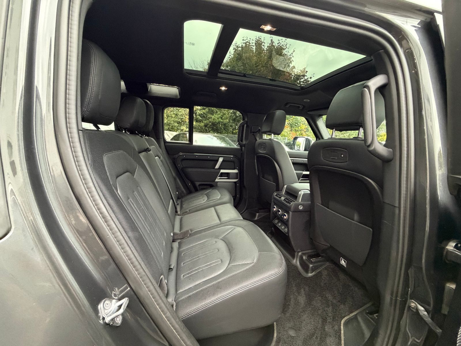 Fahrzeugabbildung Land Rover Defender 110 X-Dynamic SE/PANO/360''KAM/MEREDIAN