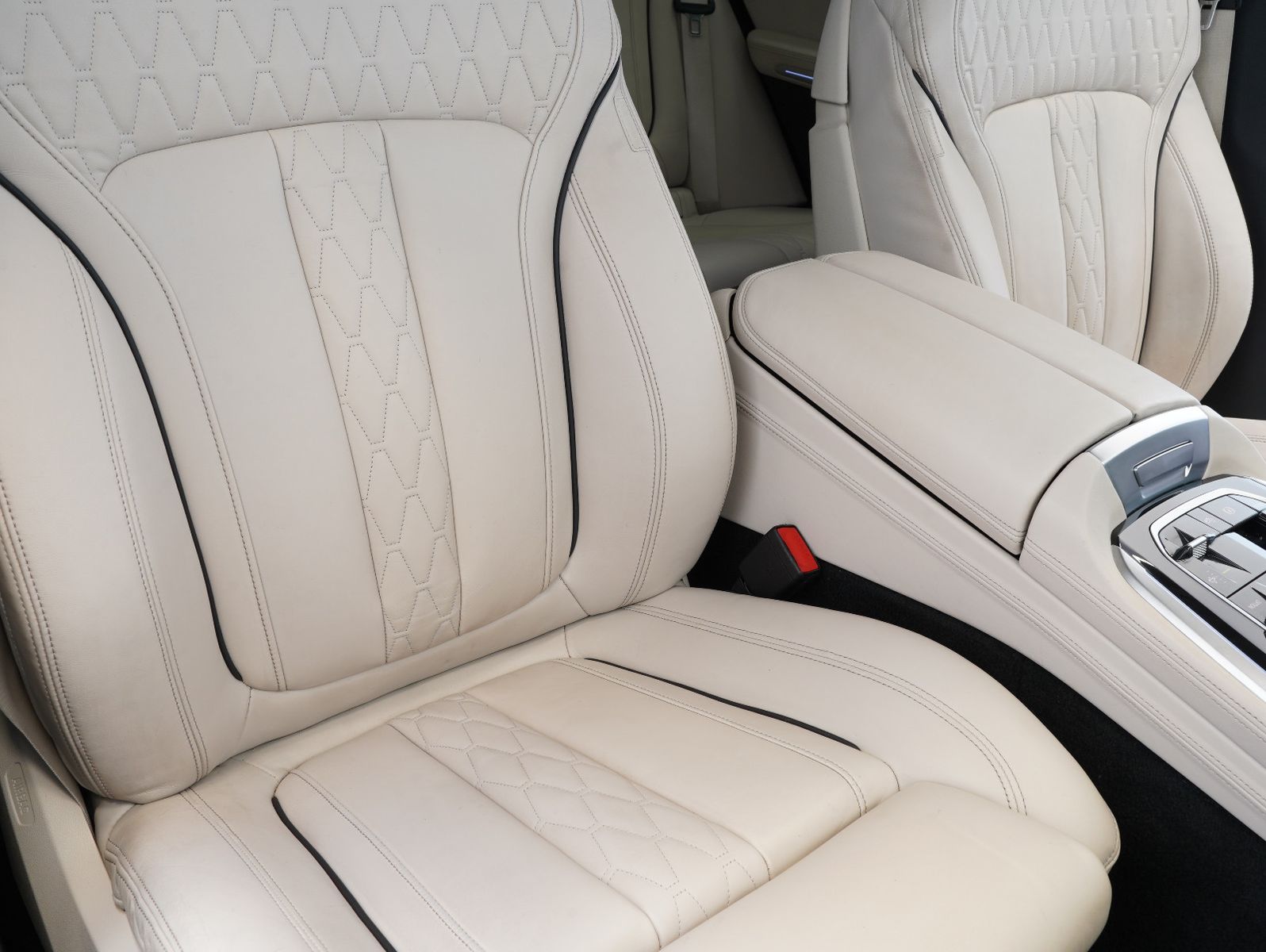 Fahrzeugabbildung BMW X5 xDrive 45 e INDIVIDUAL/MERINO/GESTIK/360°/AHK