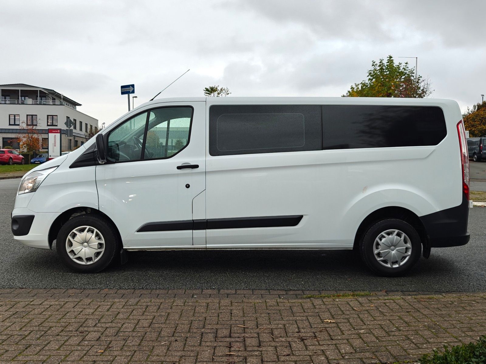 Fahrzeugabbildung Ford Transit Custom Kasten 310 L2 Trend - AHK, 6Sitze