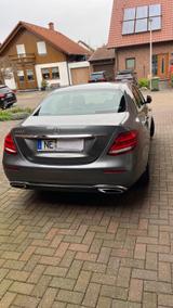 Mercedes-Benz E 220d Standheizung+Kamera+8-Fach+Navi-LED - Mercedes-Benz E 220 mit Diesel-Antrieb: Grau, Limousine