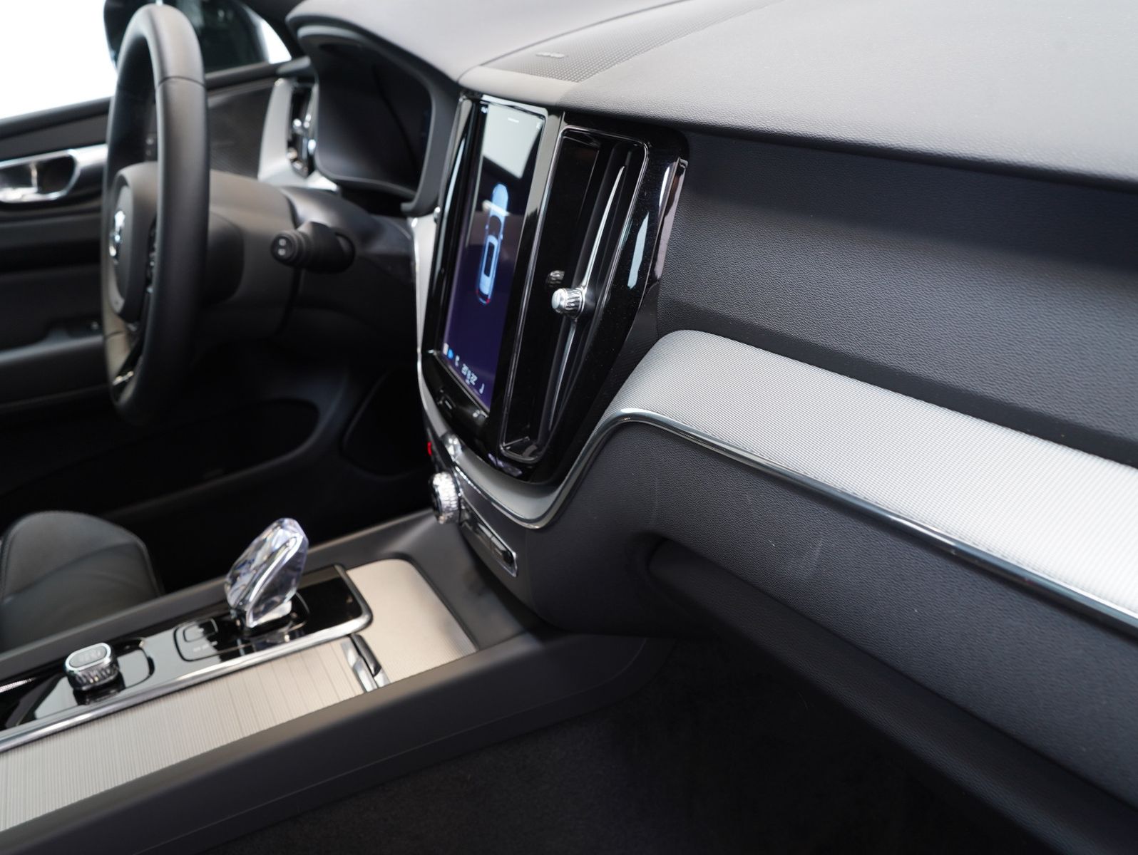 Fahrzeugabbildung Volvo XC60 B4 D AWD Plus Dark PANORAMA/LED/ACC/AHK