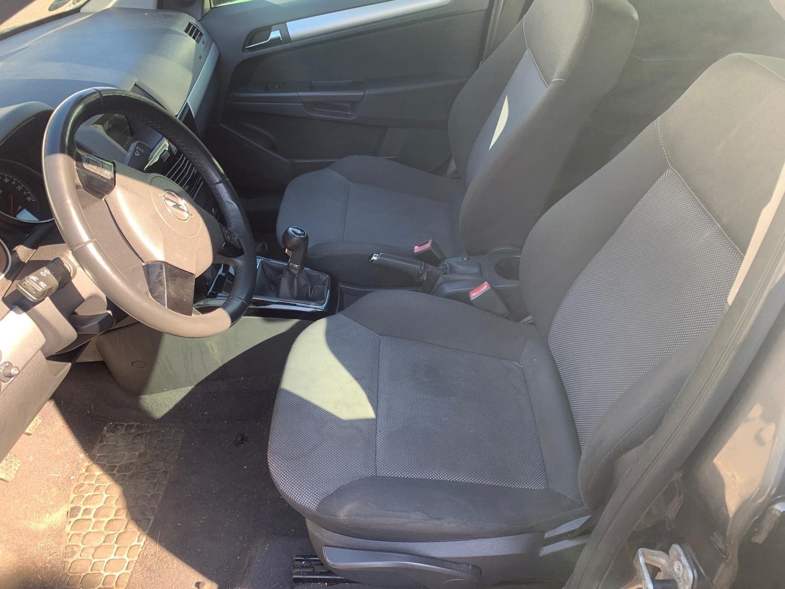 Opel Astra 2010 — photo 10