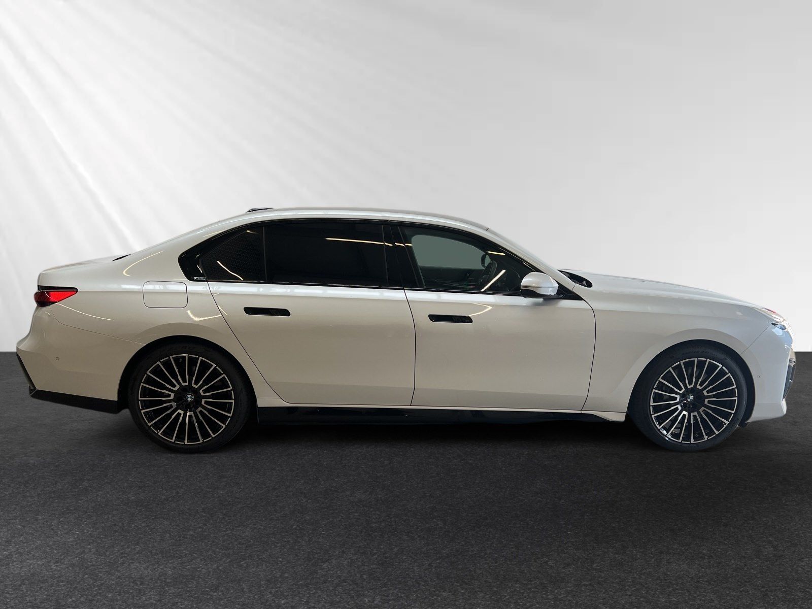 BMW 750e xDrive 179.870,- PersonalPilot TV-Fond foto 2
