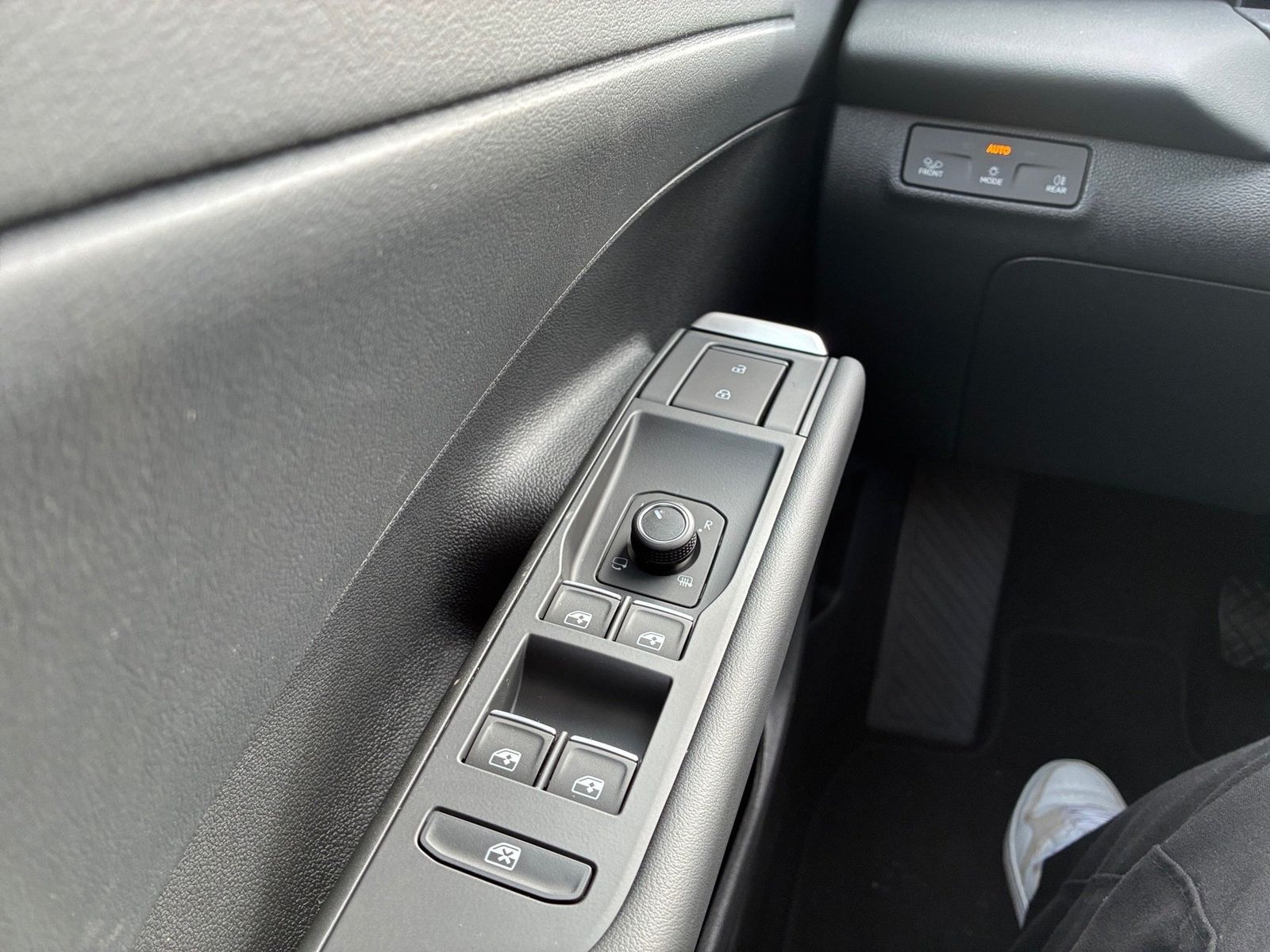 Fahrzeugabbildung Volkswagen T-Roc 1.5 eTSI W Style AHK,Kamera,LED,Navi,PDC
