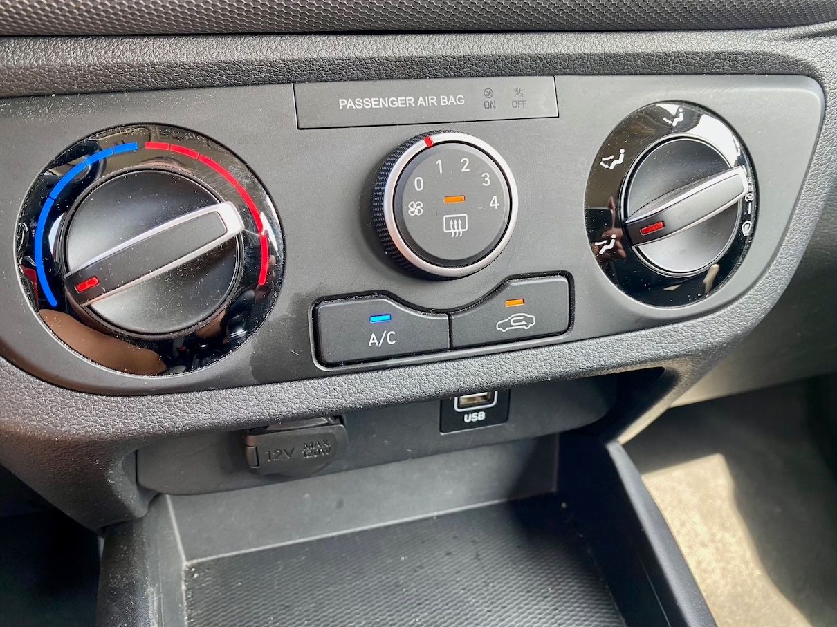 Fahrzeugabbildung Hyundai i10 1.0 SHZ KLIMA ALLWETTERREIFEN PDC RADIO USB