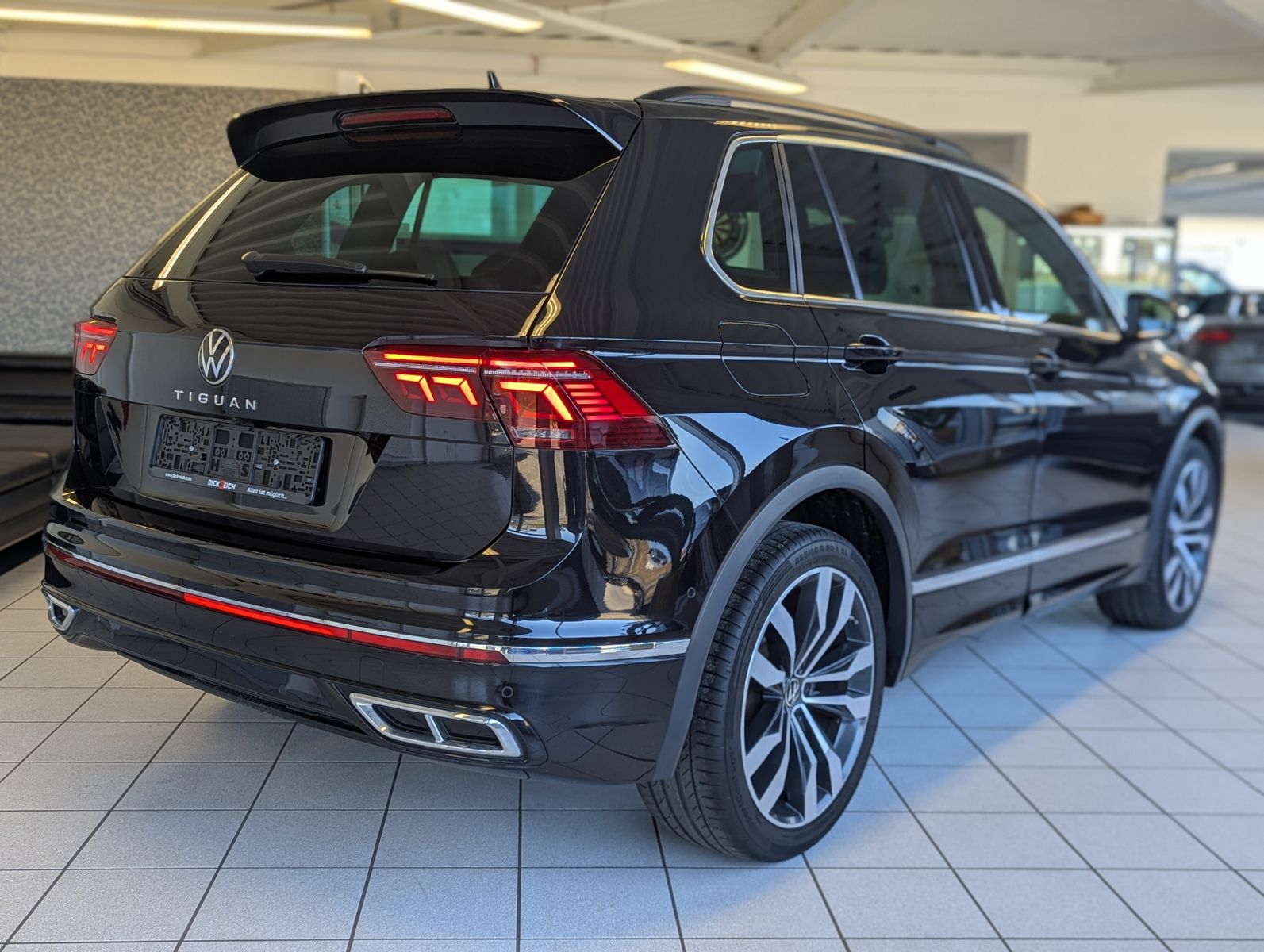 VW Tiguan 2.0 TDI DSG R-Line Matrix Pano HUD AHK 20 - Image 7