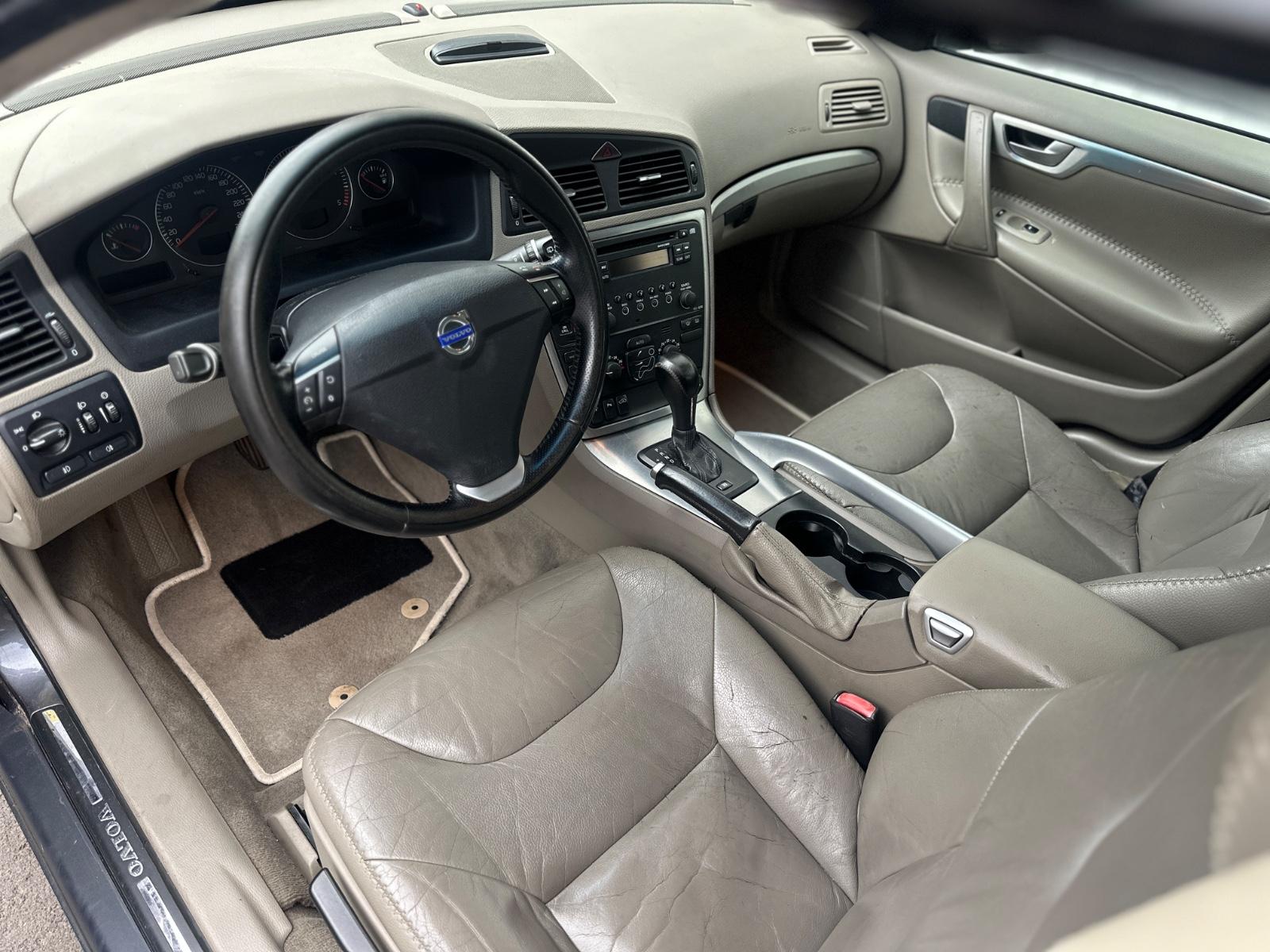 VOLVO XC70 D5 AWD 185 ch BVA 4X4 - ATTELAGE - CUIR - 260900 km