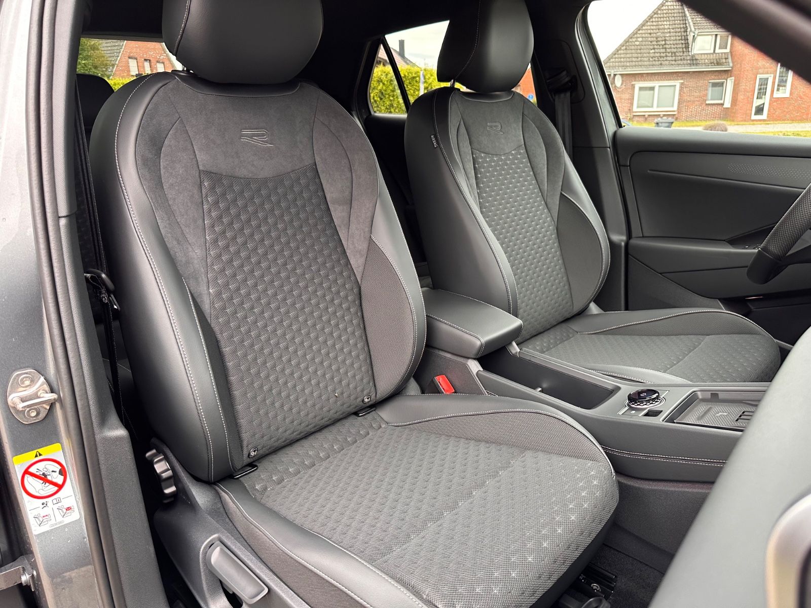 Fahrzeugabbildung Volkswagen T-Roc R Line 1.5 eTSI DSG APP/ACC/AHK/LED/eHeck