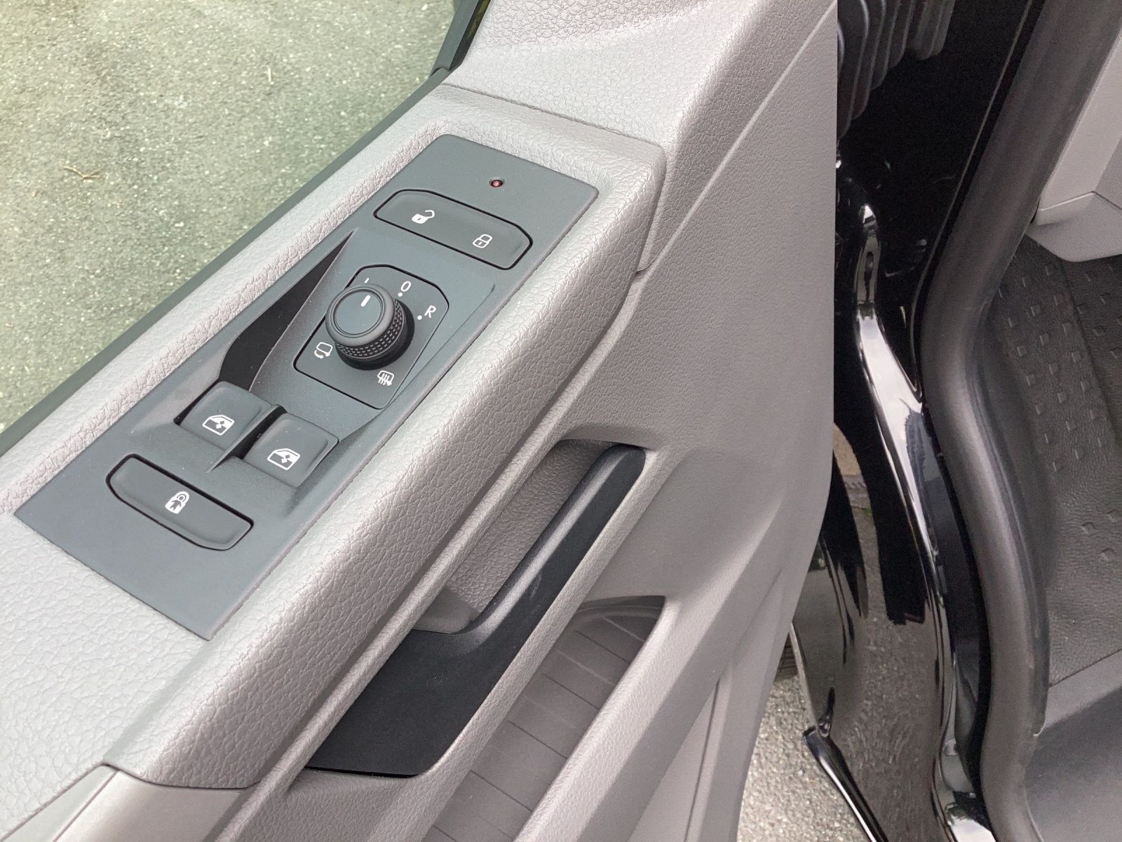 Fahrzeugabbildung Volkswagen T6 Kombi T6.1 TDI 9 Sitze LR LED SITZH. REAR VIE