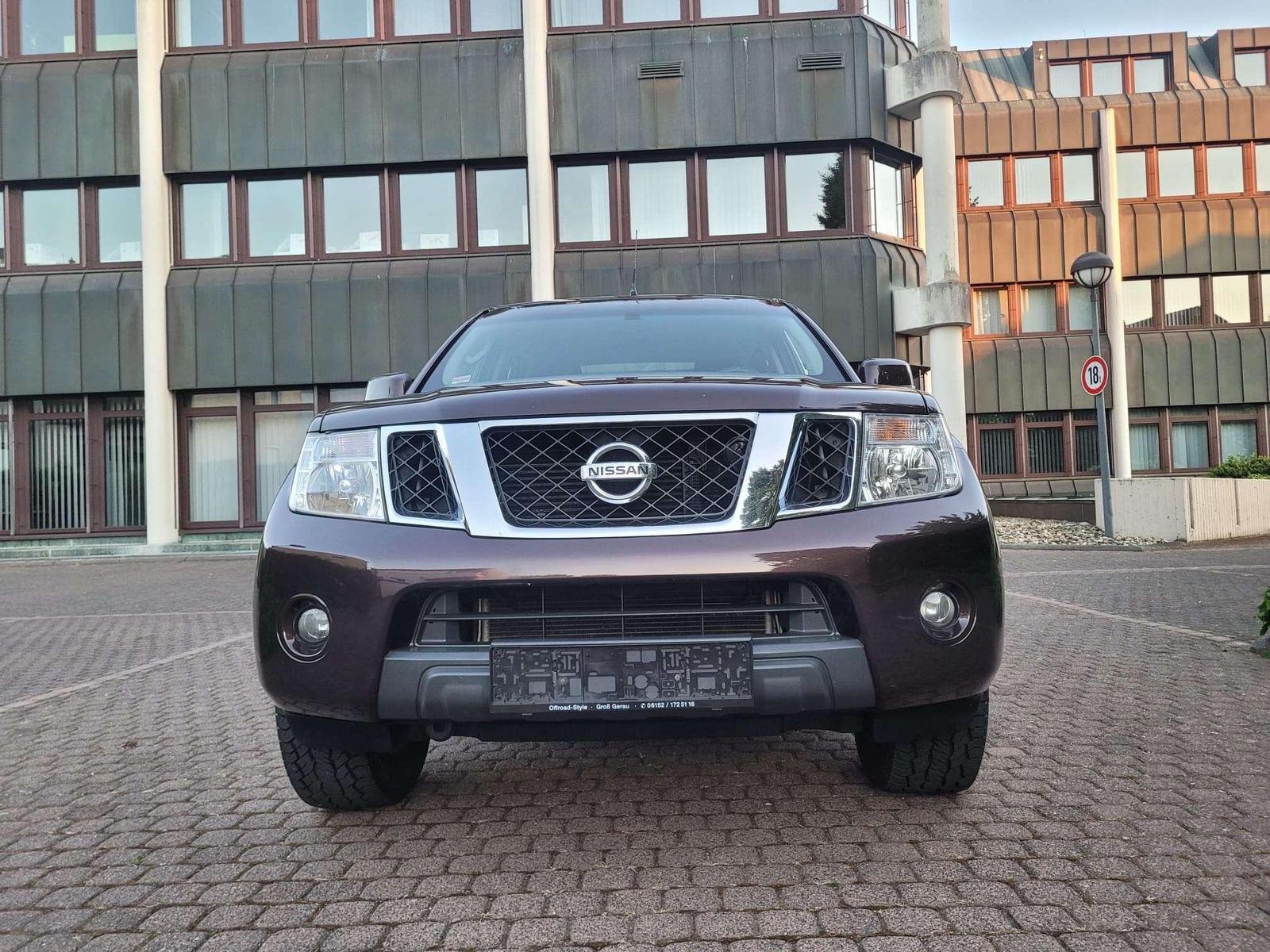 NISSAN NAVARA 2.5 dCi 190ch 4X4 - DOUBLE CAB - ATTELAGE - CLIM BIZONE - SIÈGES CHAUFFANTS - RÉGULATEUR DE VITESSE