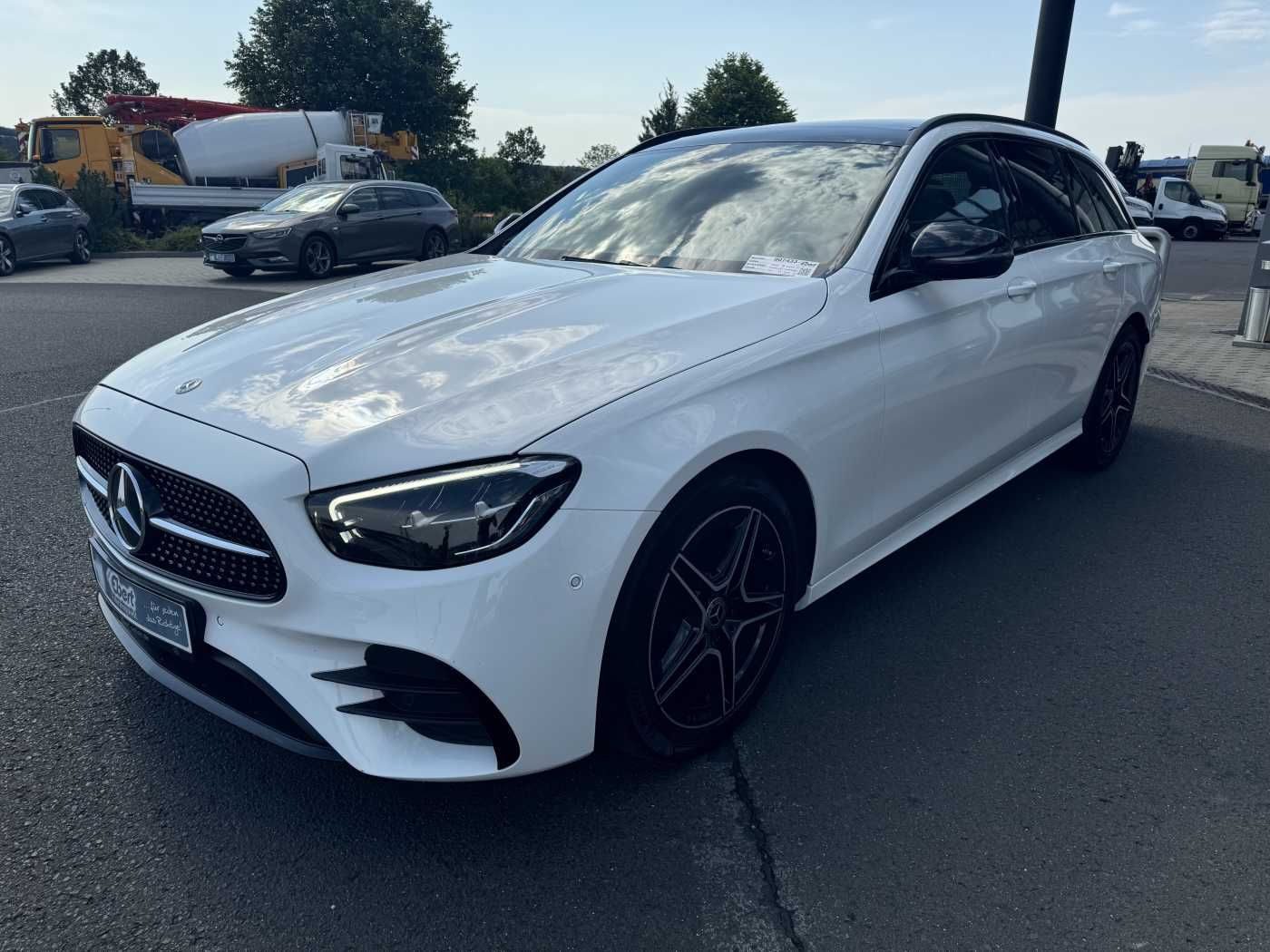 Fahrzeugabbildung Mercedes-Benz E 220d T AMG+Pano+AHK+Night+TotW+ RKamera+Ambien