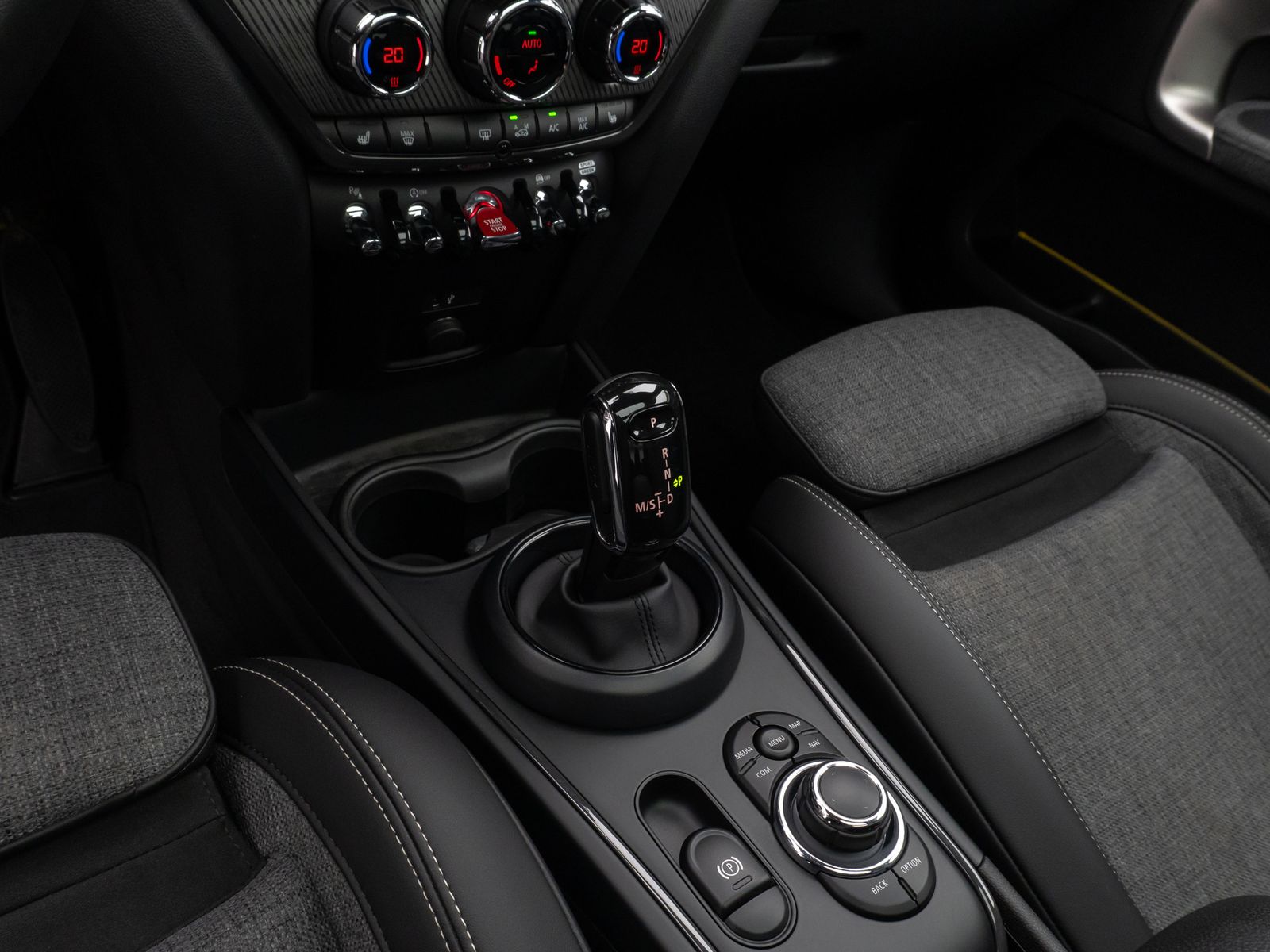 Fahrzeugabbildung MINI Cooper Countryman HUD Panorama Kamera Sportsitze