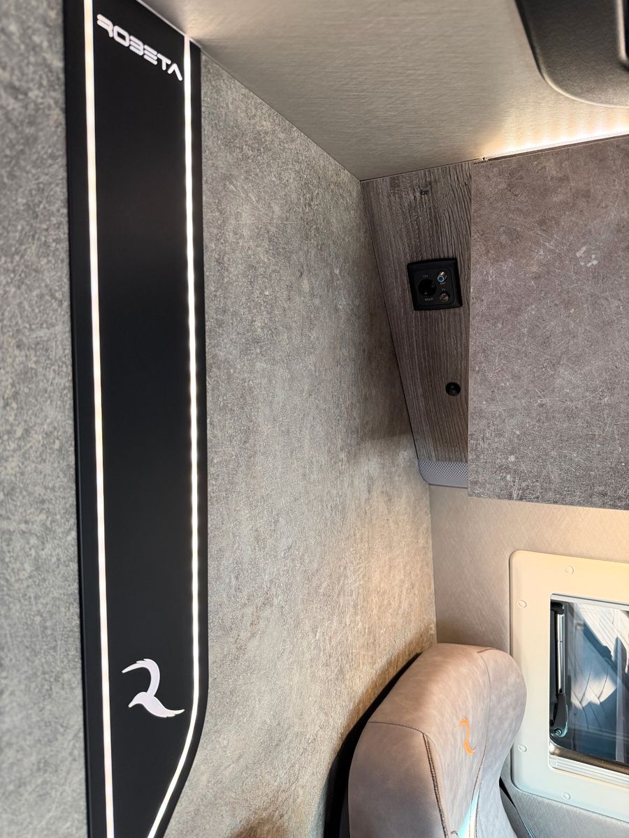 Fahrzeugabbildung Robeta Adonis - Luxus Campervan mit Aufstelldach