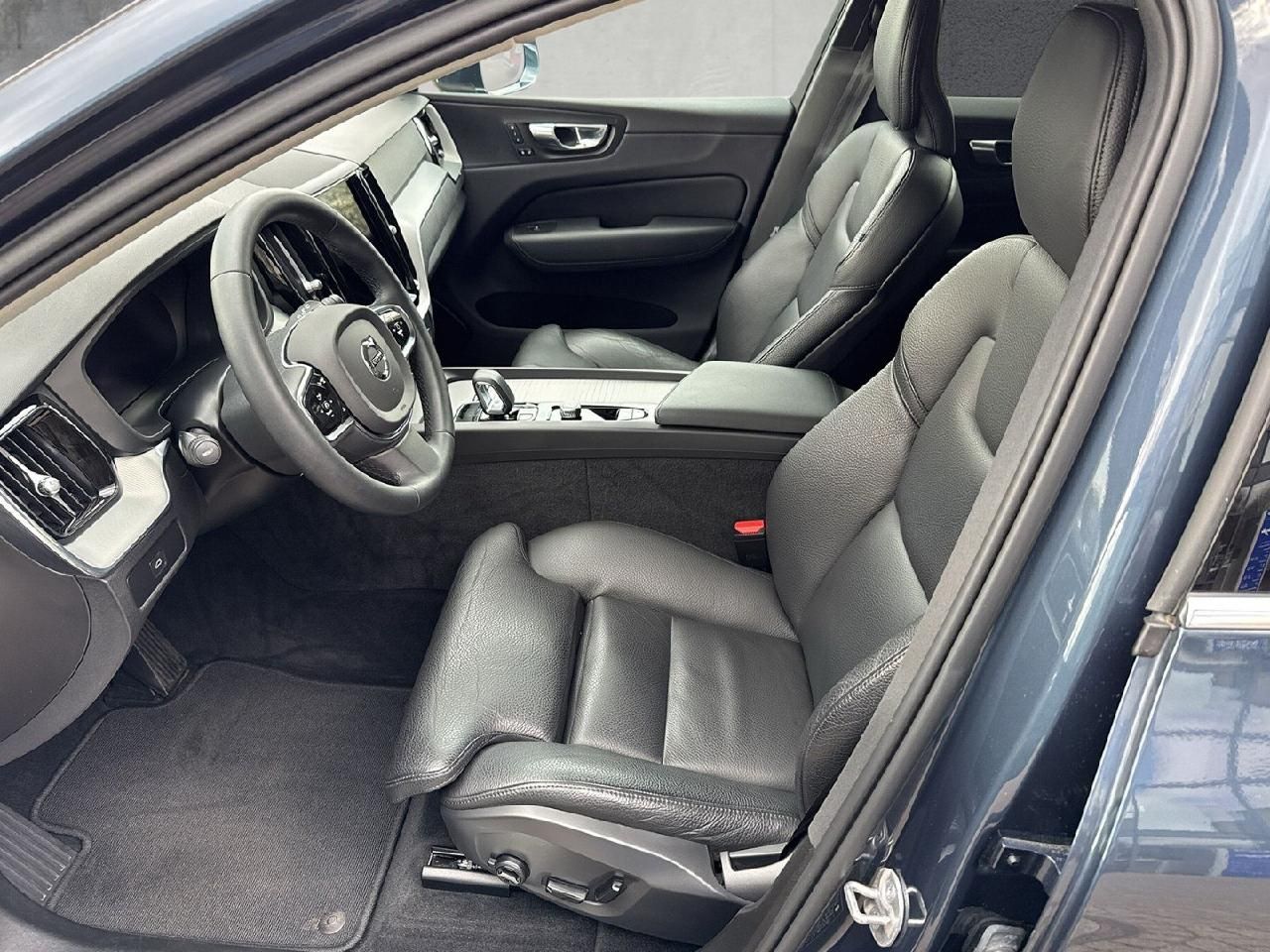 Fahrzeugabbildung Volvo XC60 B4 Benzin Plus Bright