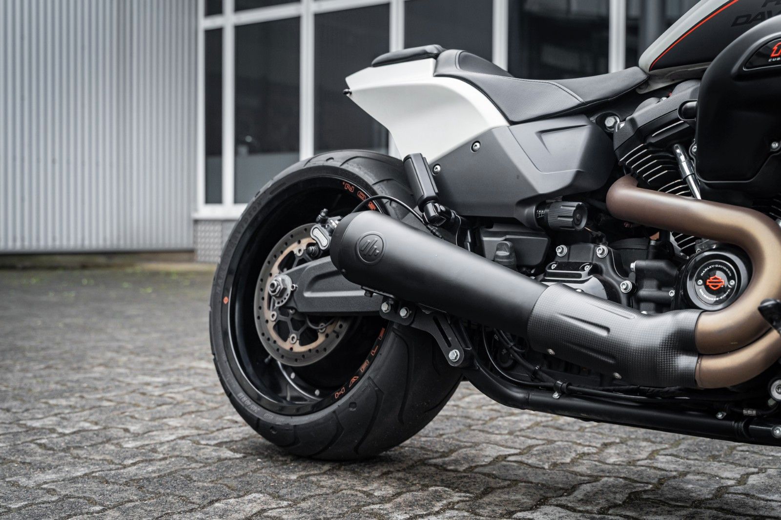 Fahrzeugabbildung Harley-Davidson FXDRS 114 CUI - KESSTECH - SEITLICHER KZH