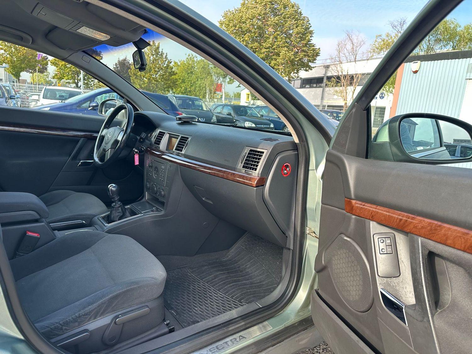 Opel Vectra 2004 — photo 23