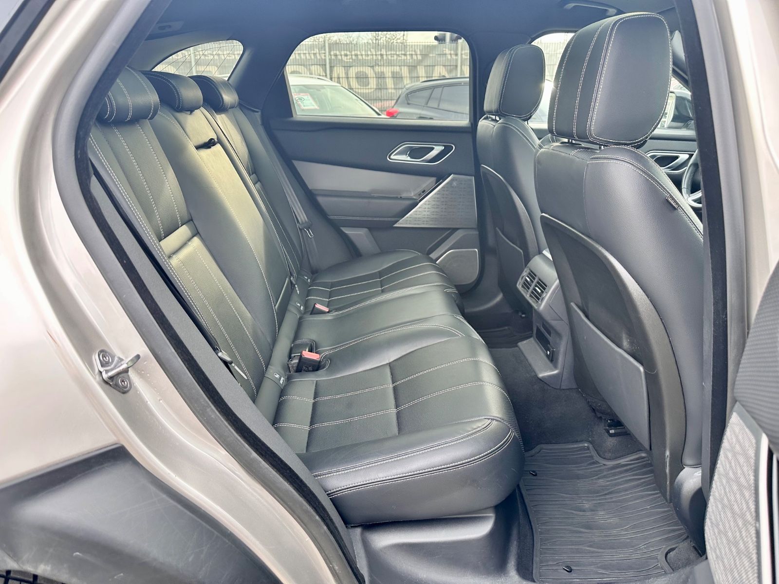 Fahrzeugabbildung Land Rover RANGE ROVER VELAR SE*MOD.2021+AHK+PANO+U.V.M*