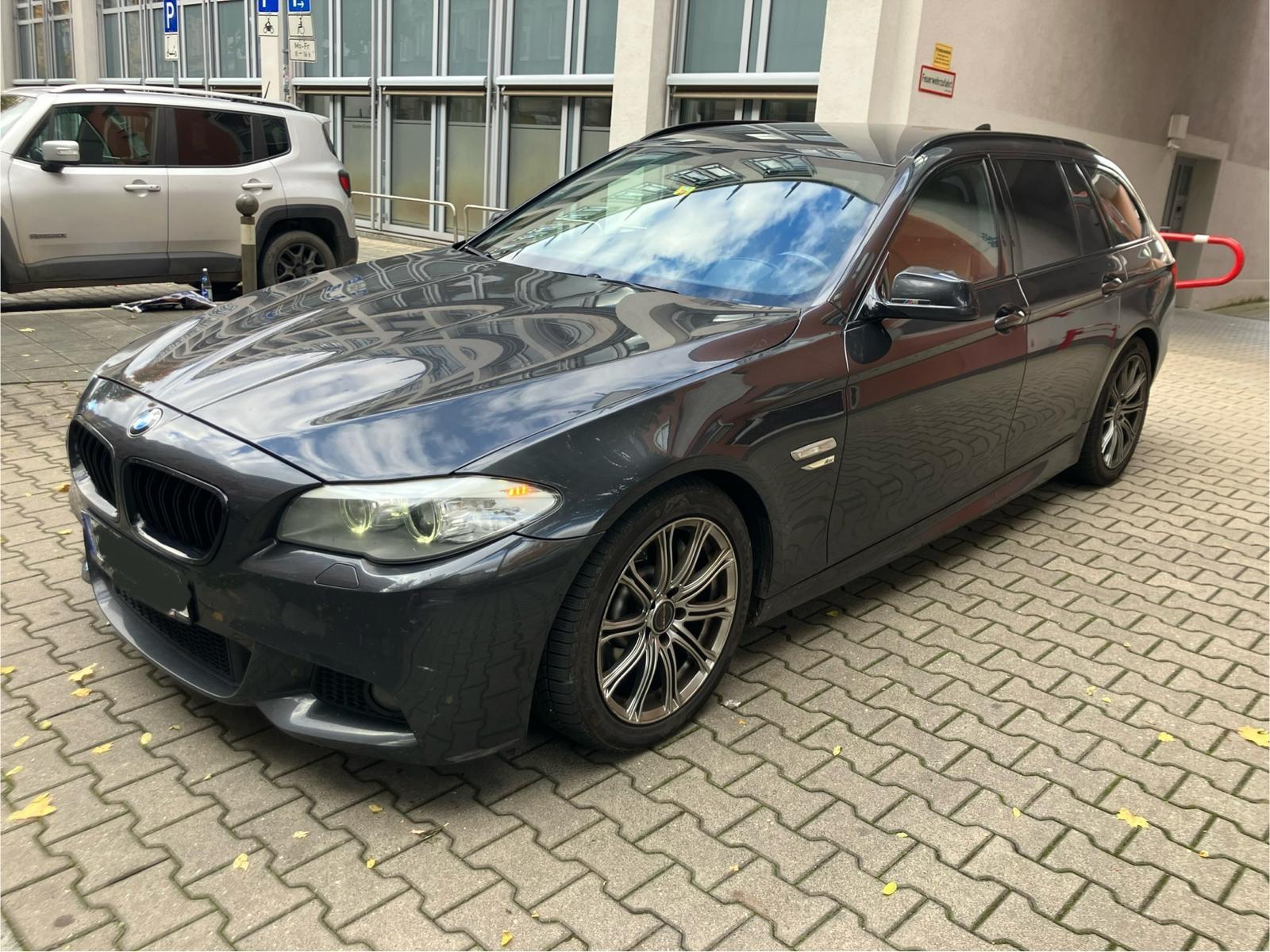 BMW 530 2011 — салон