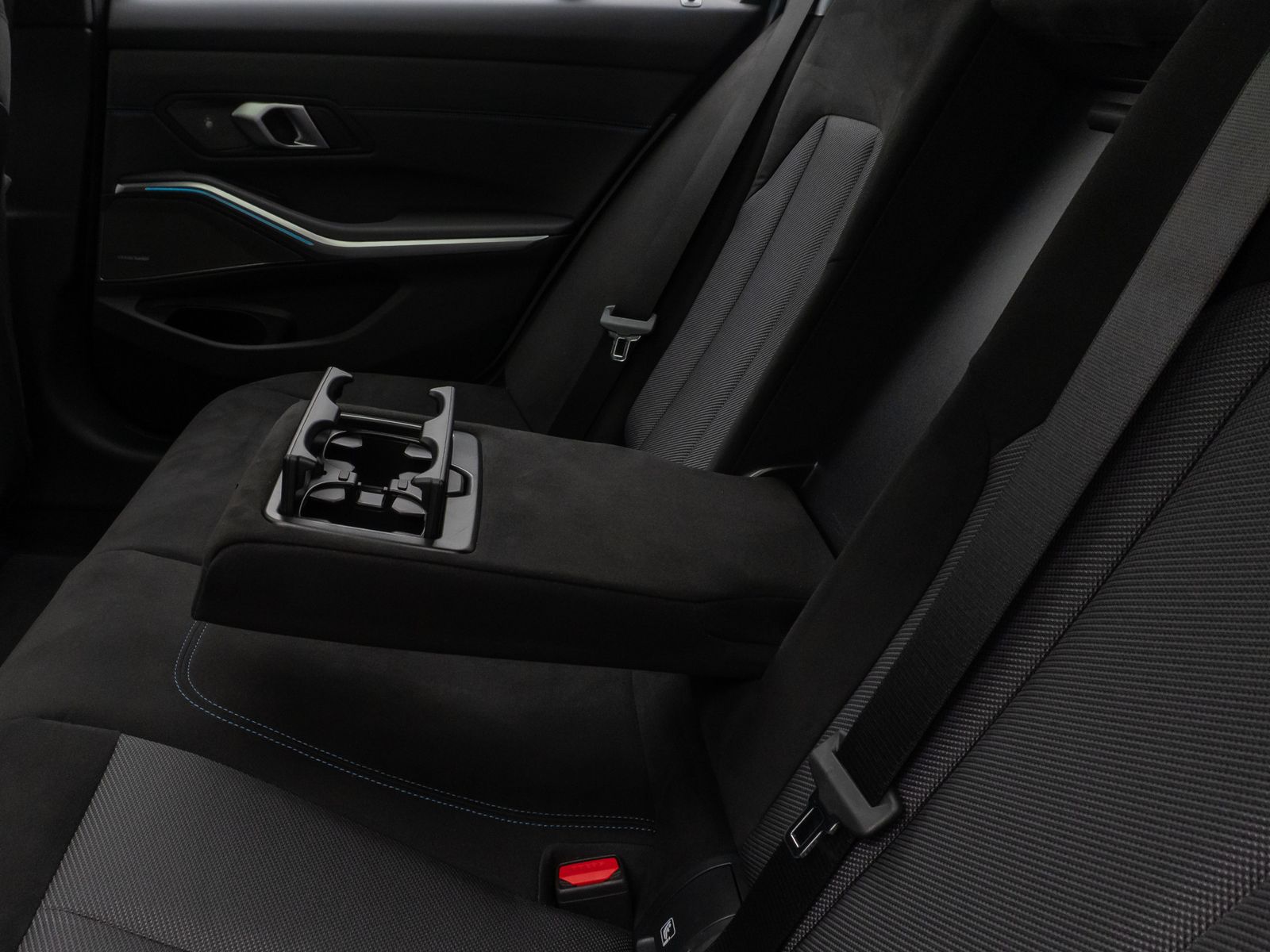 Fahrzeugabbildung BMW 330e M Sport Panorama 360°HUD DAB H/K AHK ACC