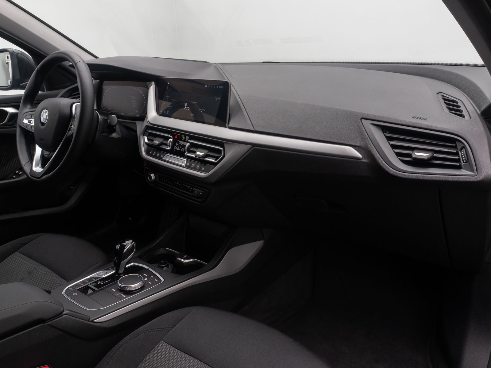 Fahrzeugabbildung BMW 118i Advantage HUD Kamera Alarm DAB CockpitProf