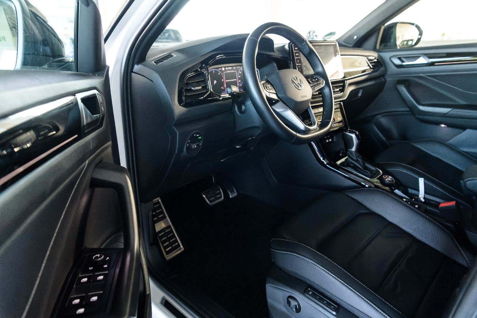Fahrzeugabbildung Volkswagen T-Roc R-Line ALLRAD+LEDER*AHK*LED*NAVI*RFK*IQ