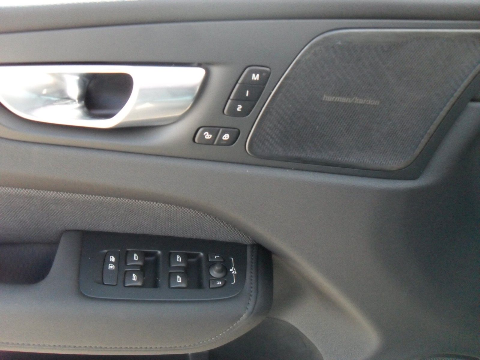 Fahrzeugabbildung Volvo XC 60 B5 Plus Black Edition AWD | Headup