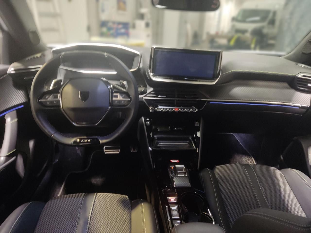 Fahrzeugabbildung Peugeot 2008 GT MildHybrid 145 e-DSC6