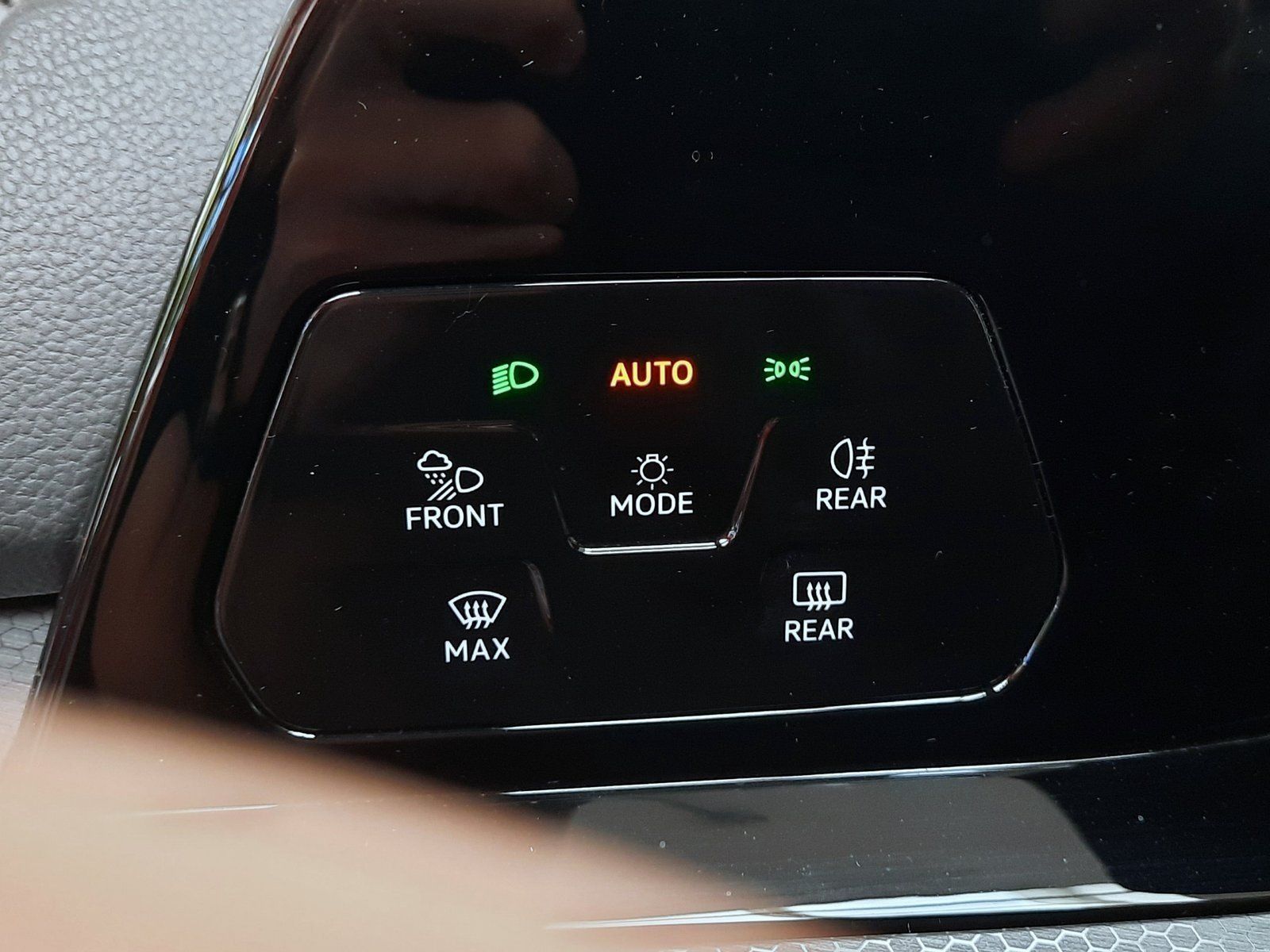 Fahrzeugabbildung Volkswagen Golf GTI *Panodach*Navi*PDC*Sitzhzg*ACC*LED*DAB*