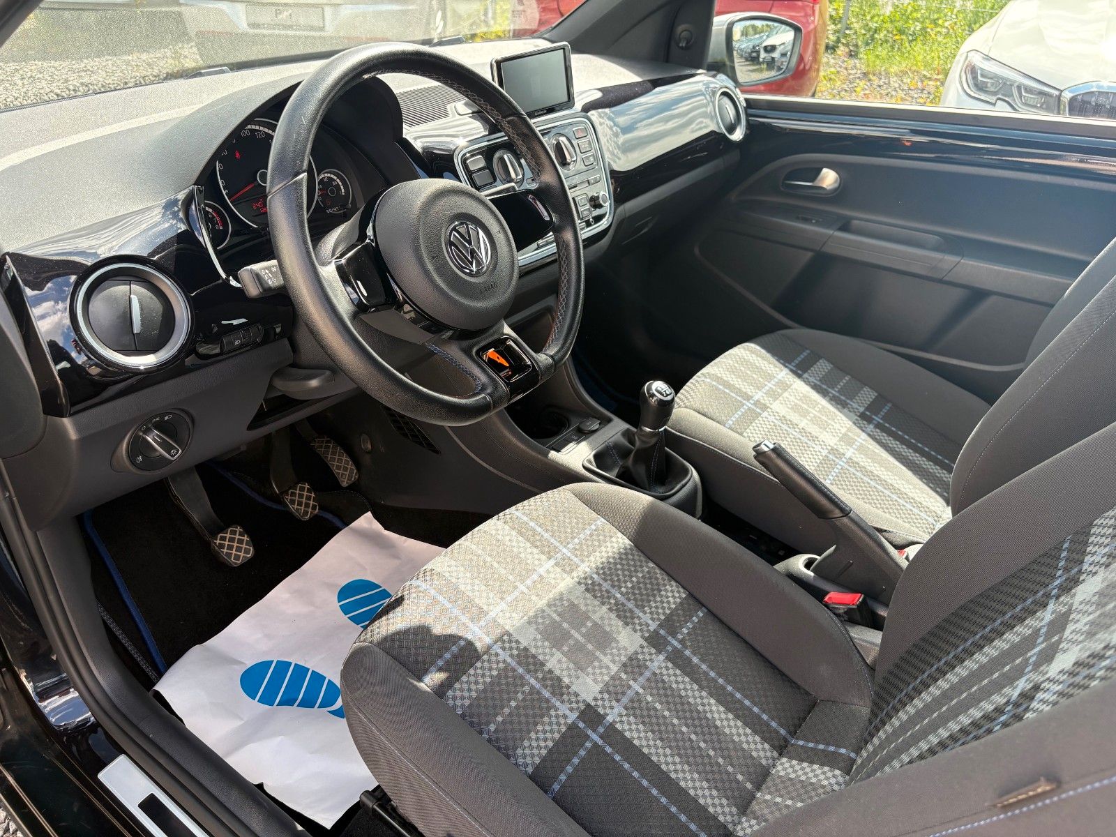 Fahrzeugabbildung Volkswagen up! club up! Navi Klima TÜV 05/2027 Scheckheft