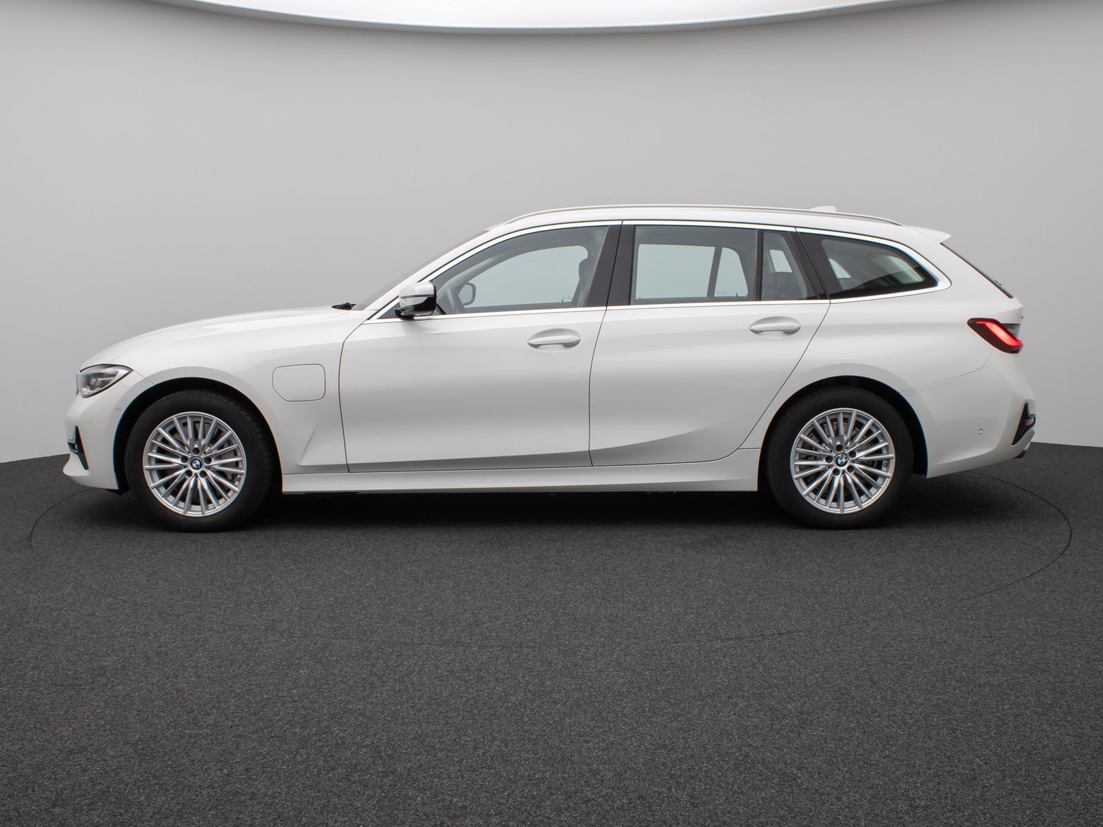 Fahrzeugabbildung BMW 330e xD Sport Line Kamera DAB Stop&Go Alarm LED